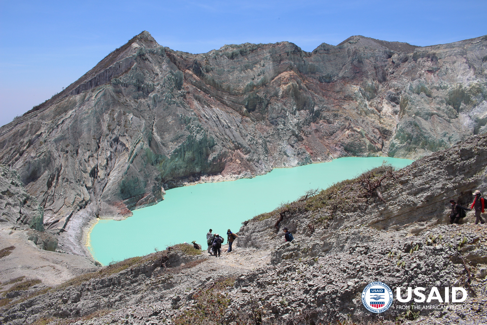 Gunung Ijen terletak 9.183 kaki di atas permukaan laut dan deka…