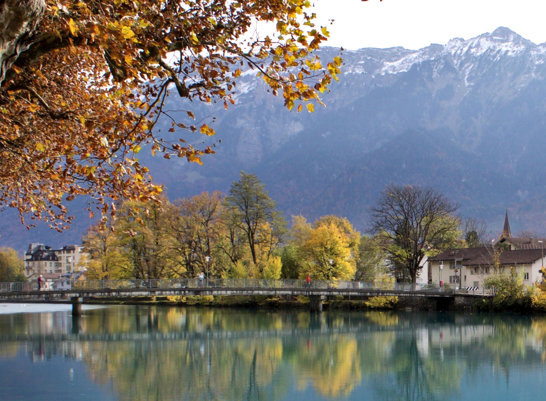 Brücke über die Aare bei Interlaken, Herbst