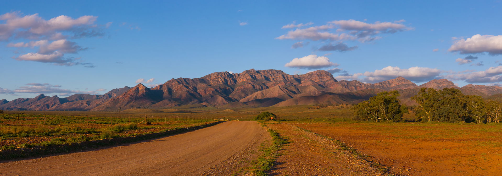 Ikara-Flinders Ranges National Park, SA: Wilpena Pound at sunse…