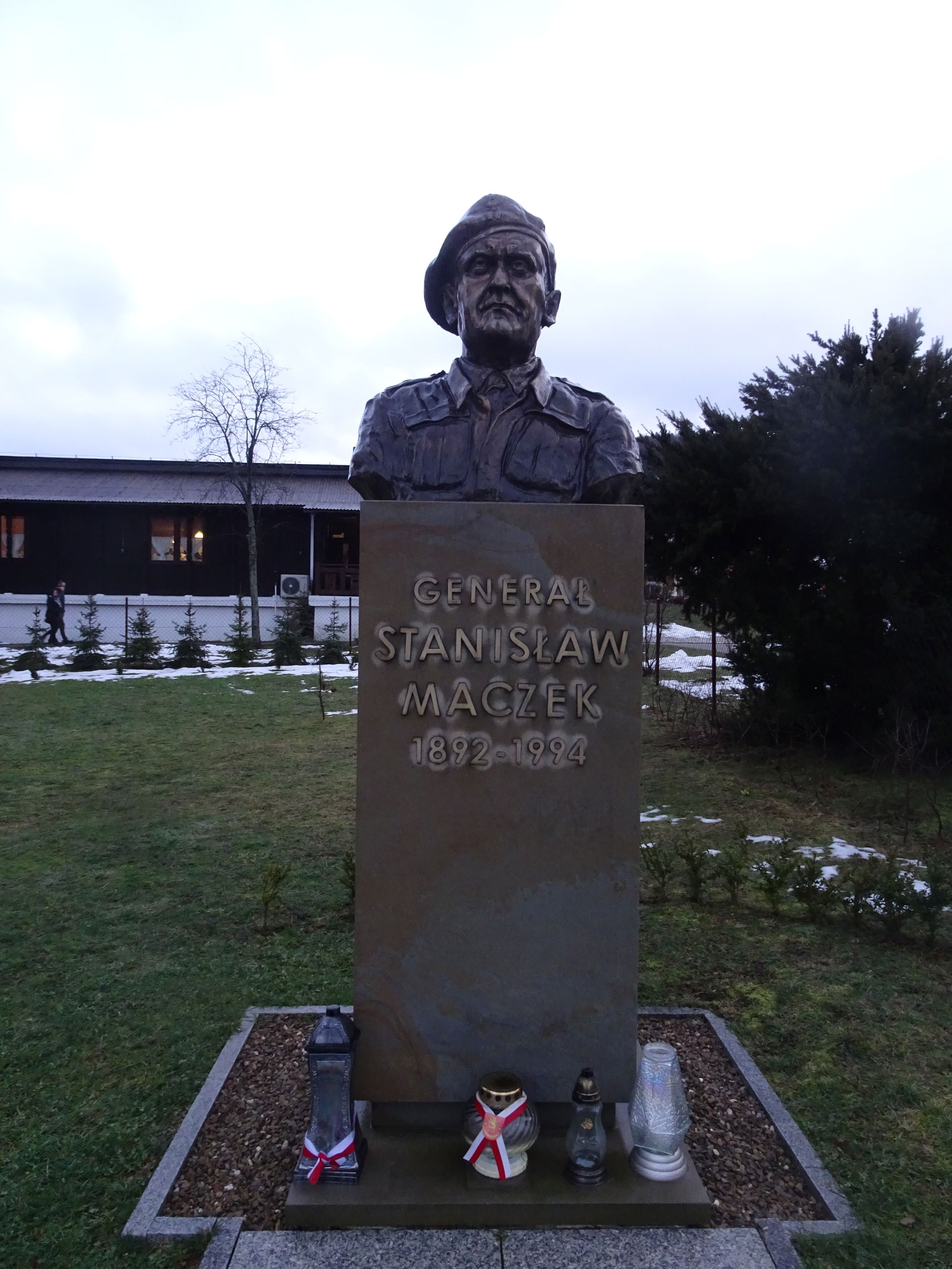 Ustrzyki Dolne, popiersie gen. Maczka, przy kościele pw. Najświ…