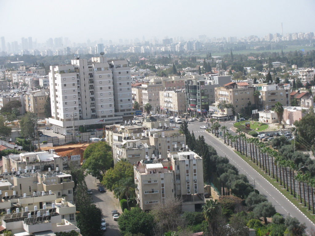 Palm Avenue entrance to Ramat Hasharon from Herzliya