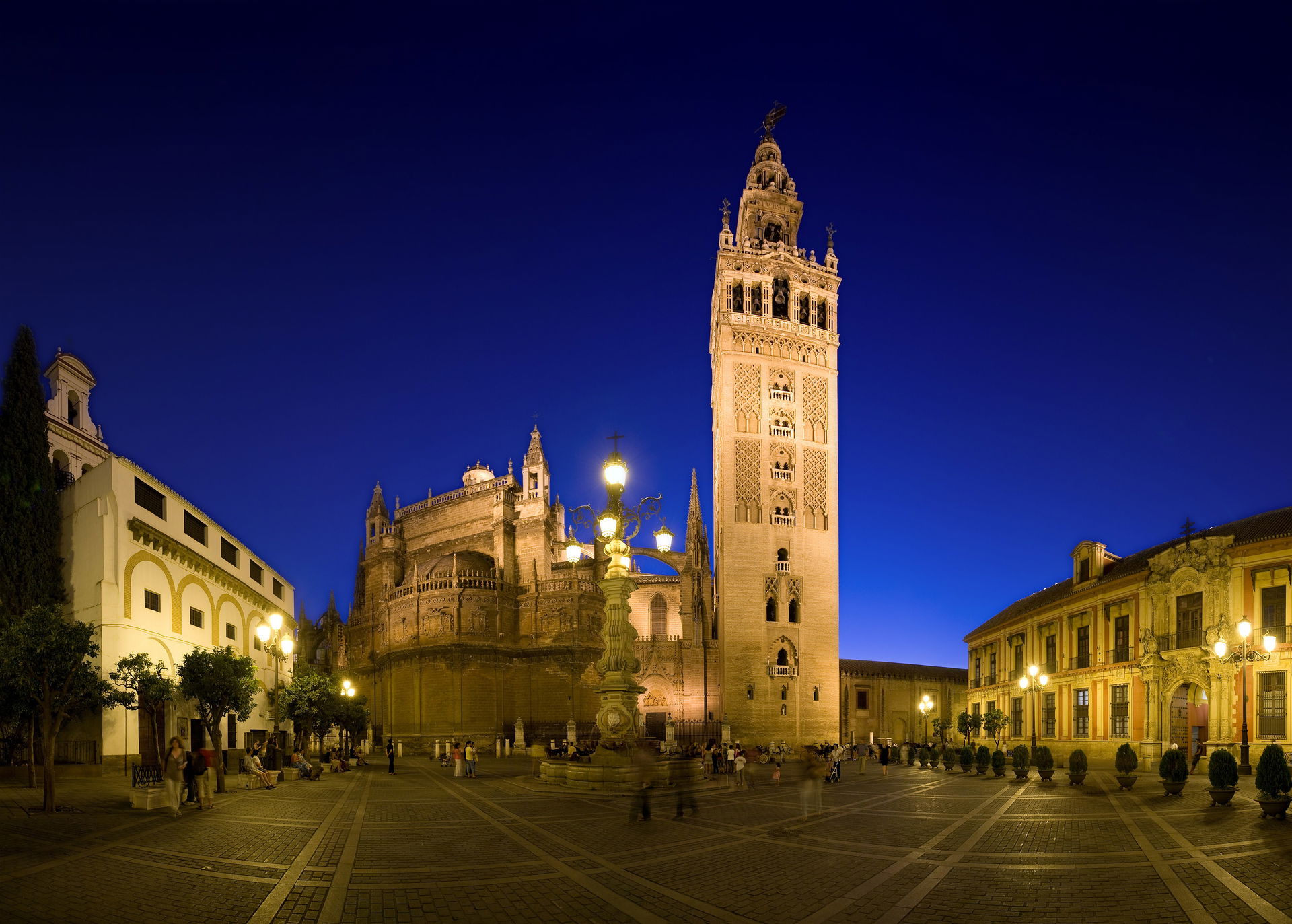 An ultrawide angle view of the Plaza Virgen de los Reyes lookin…