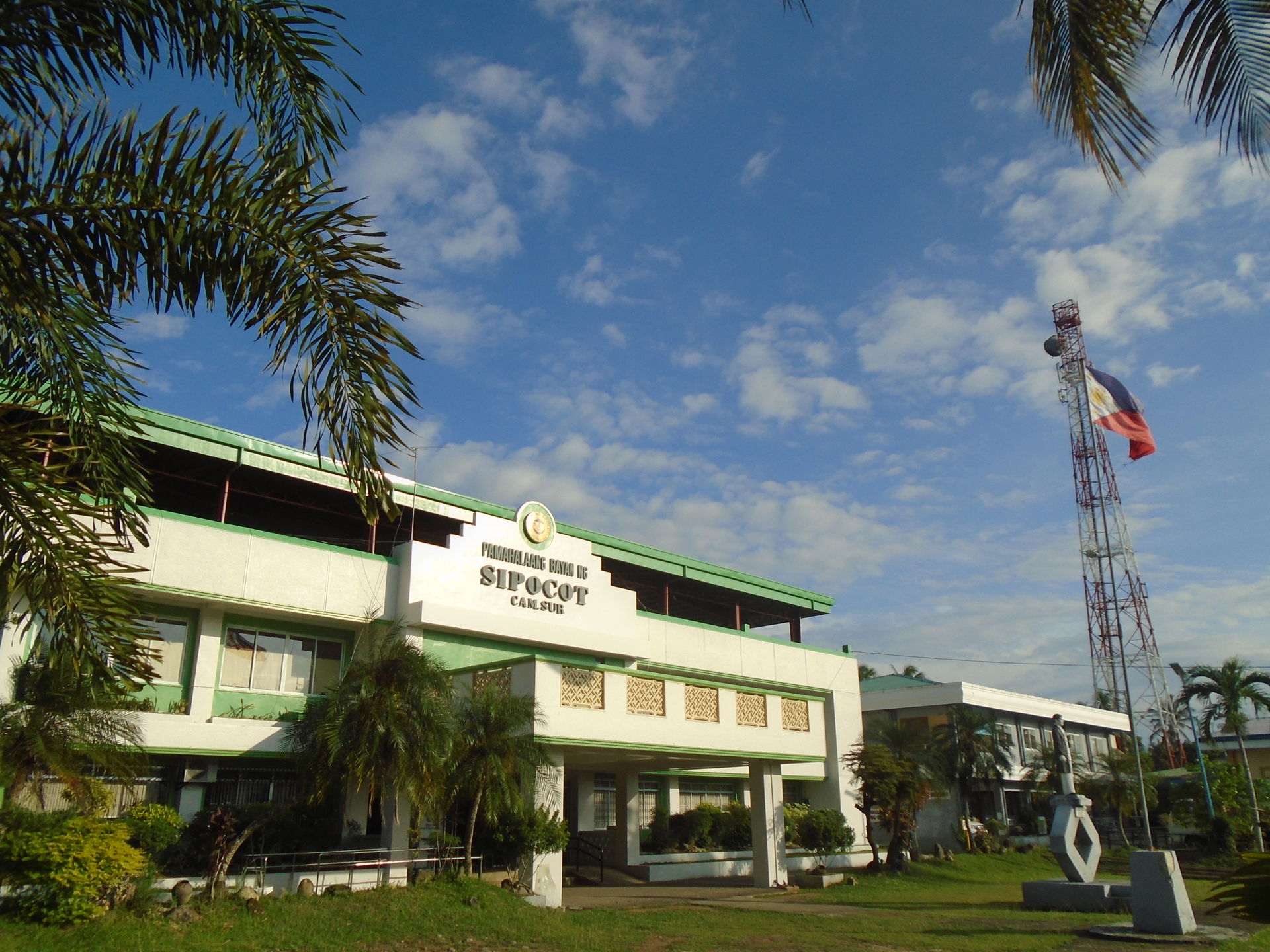 The municipal hall of the Local Government Unit of Sipocot, Cam…