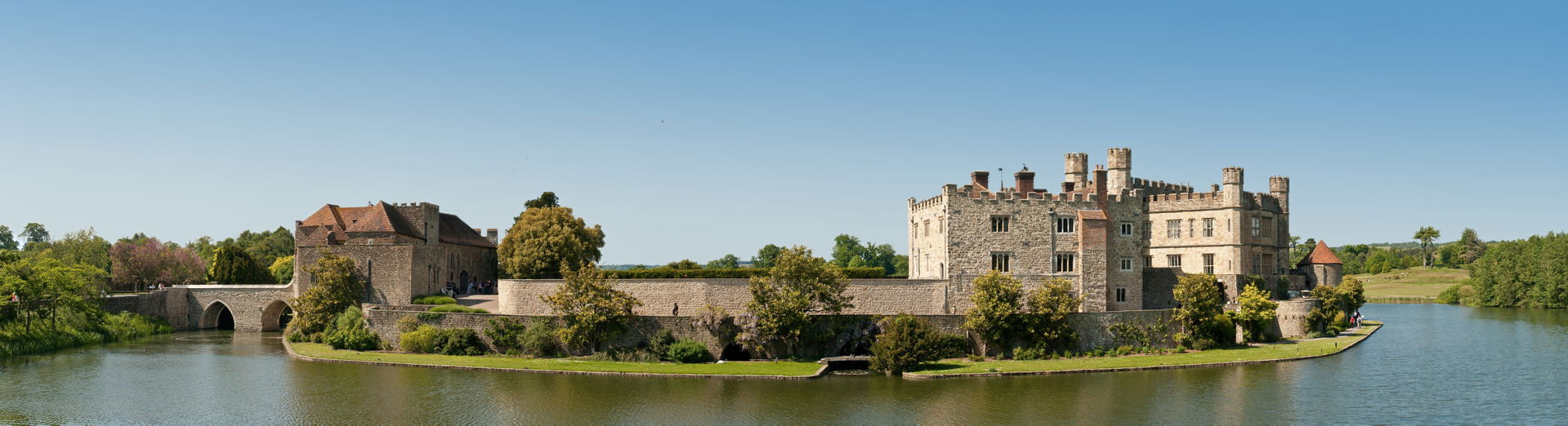 A high resolution image of the rear side of Leeds Castle in Ken…