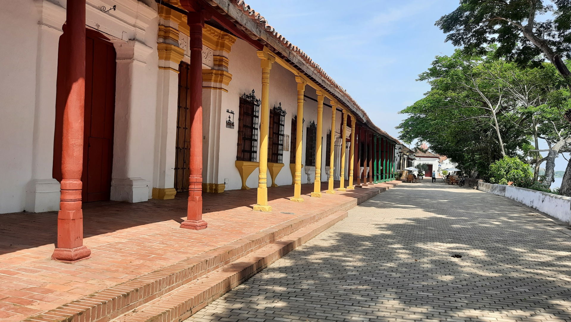 Image of the pedestrianized river front in the Colombian river-…