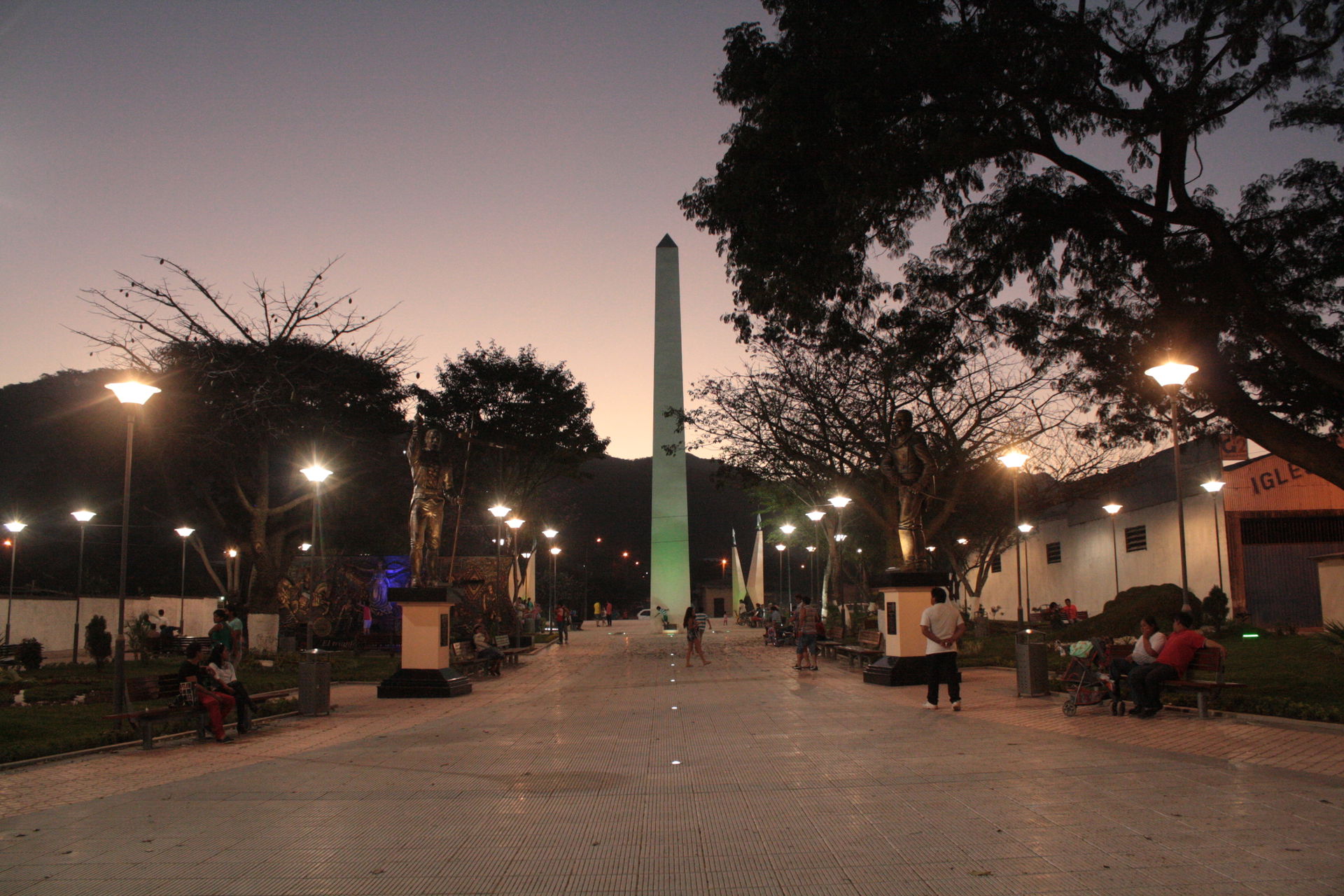 Obelisco de la Plaza "Los Libertadores" zona Barrio San Francis…