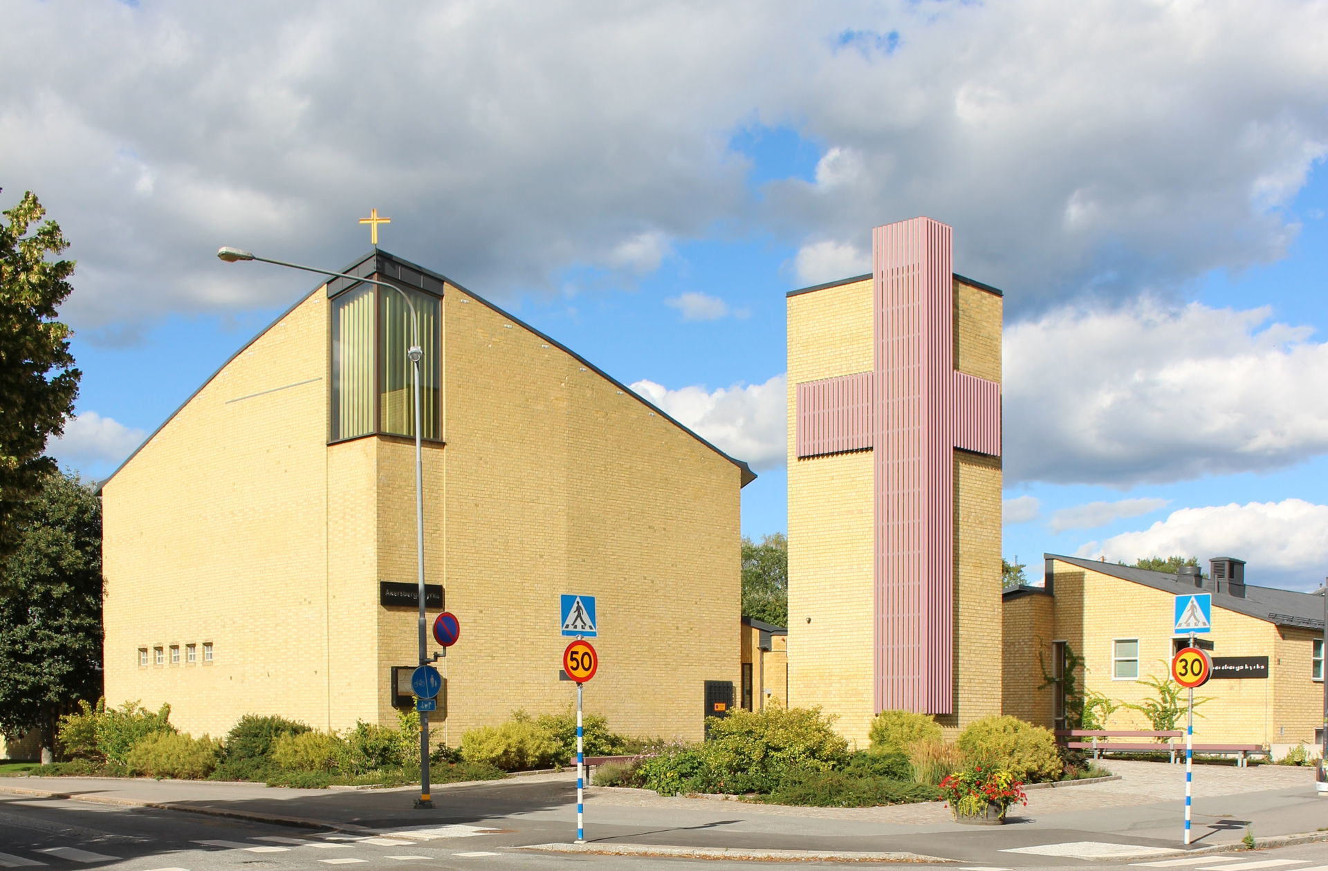 Åkersberga kyrka från sydväst.