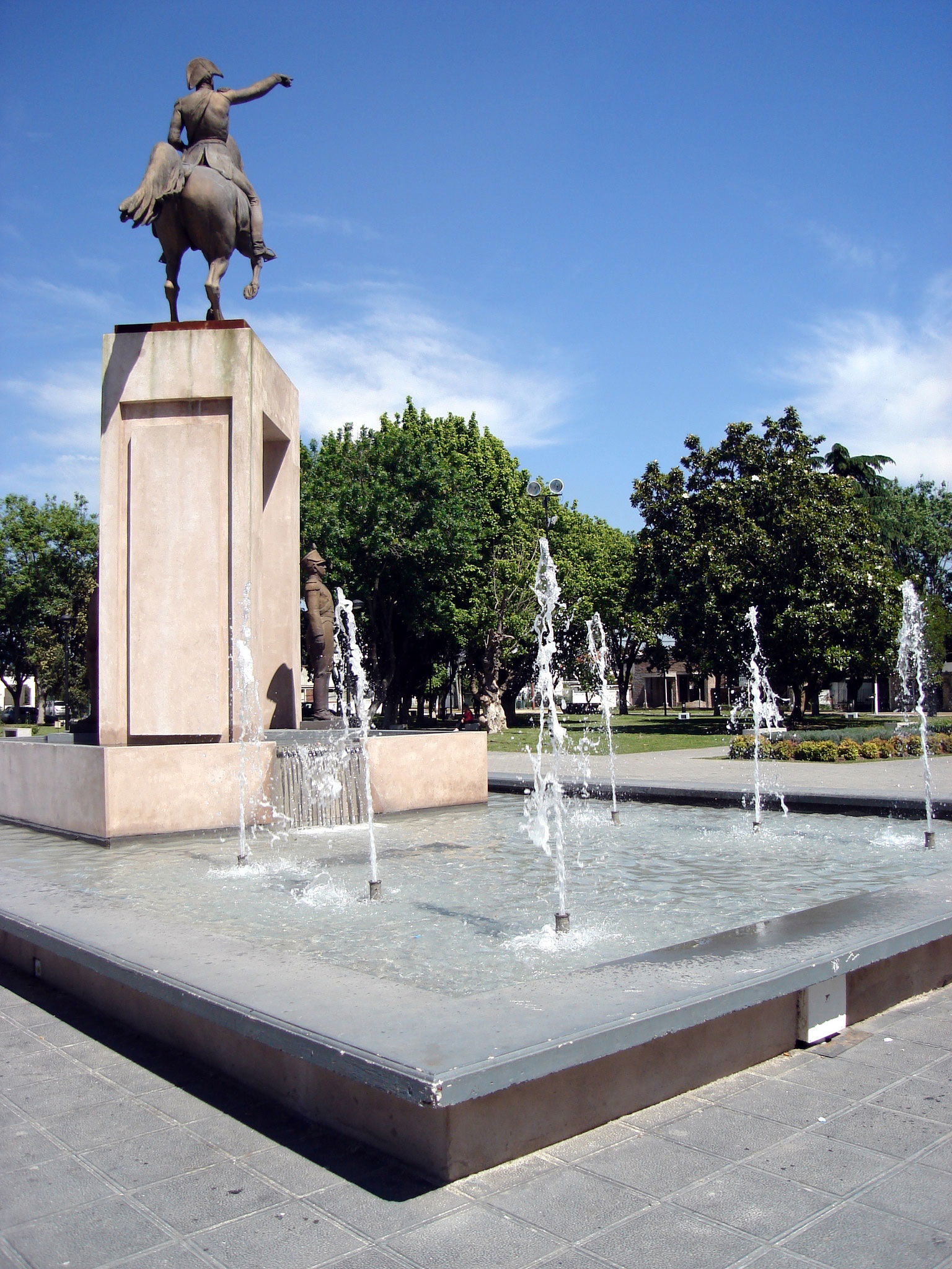 Fuente alrededor de un monumento a w:es:José de San Martín en l…