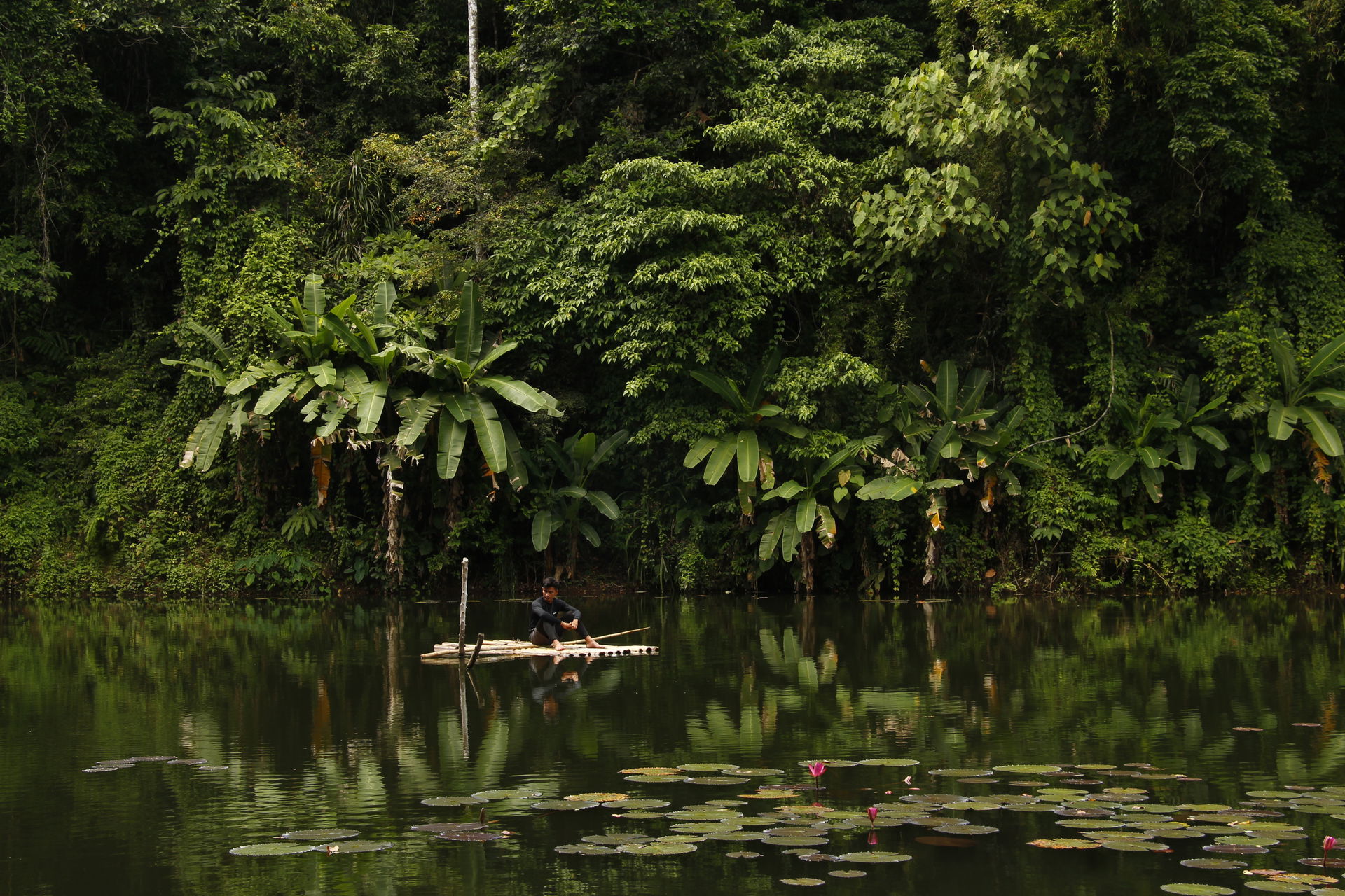 Lake Pako is ideal for bird watching, balsa riding and camping.
