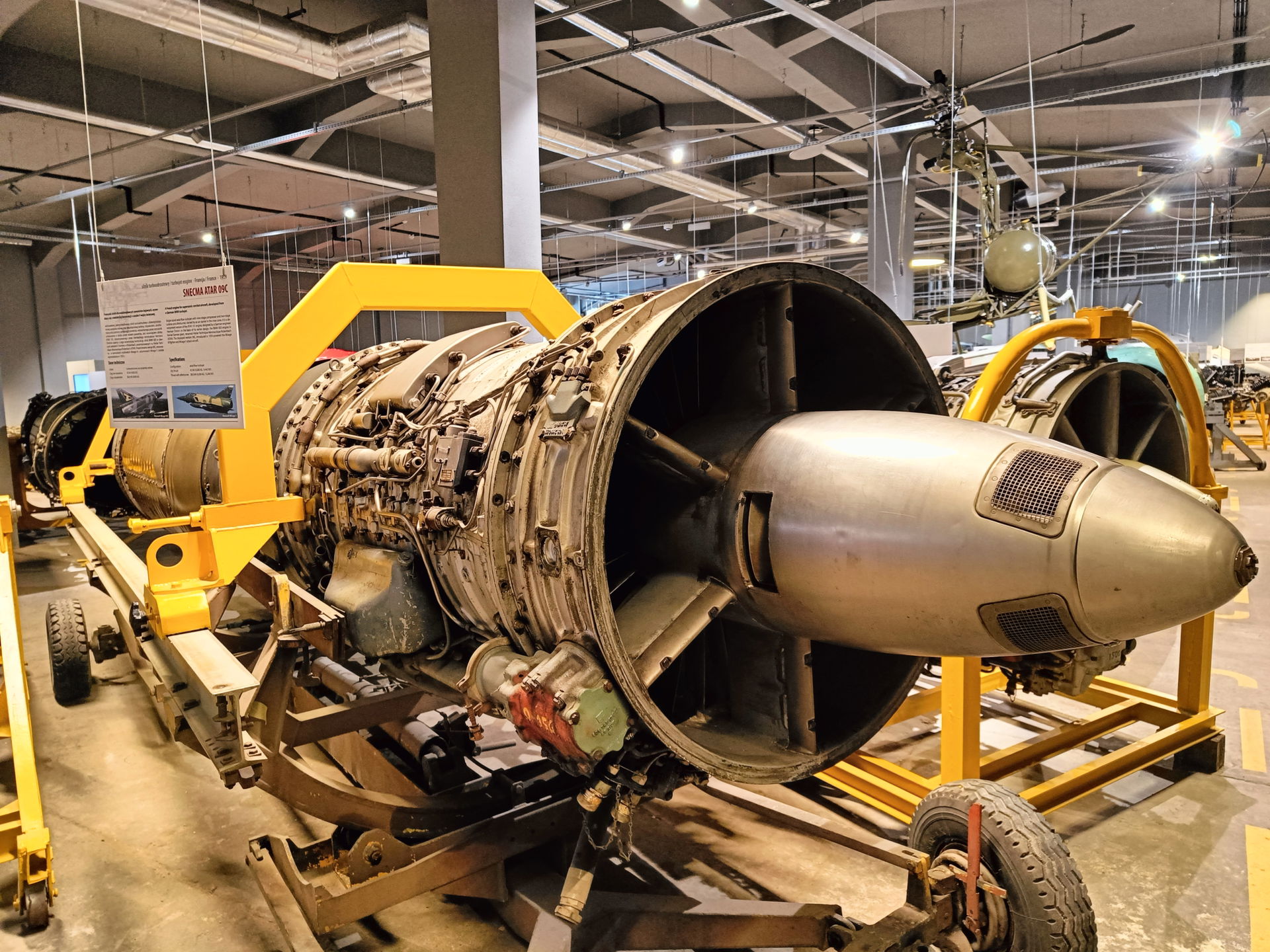Francuski silnik turboodrzutowy SNECMA ATAR 09C eksponowany w M…