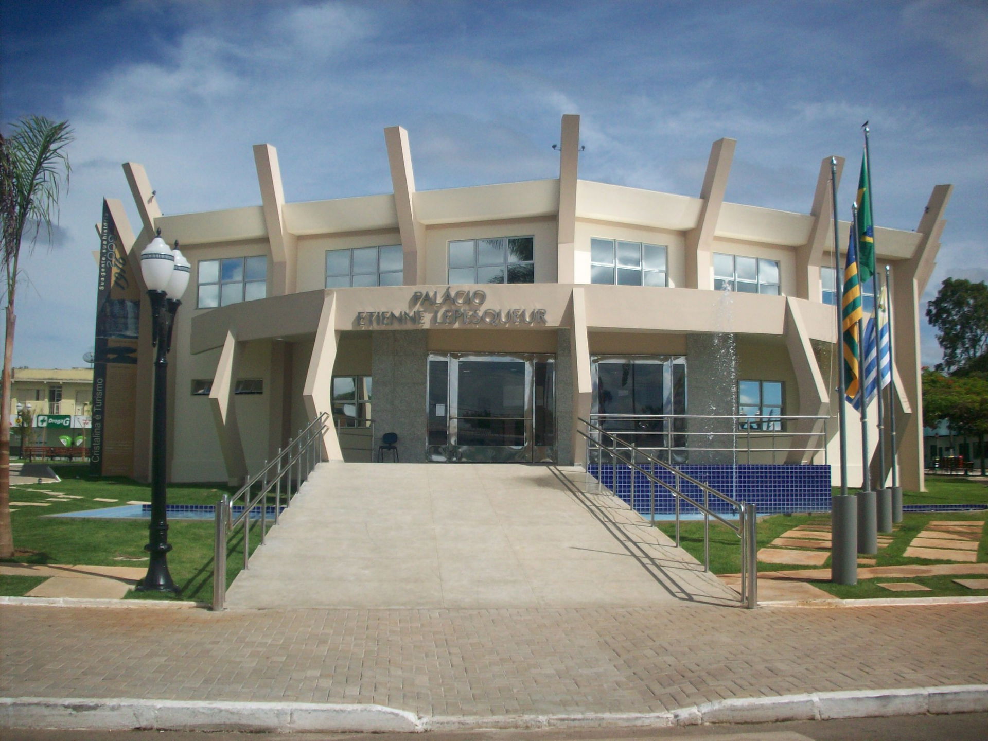 Foto da Entrada principal da Prefeitura Municipal de Cristalina.