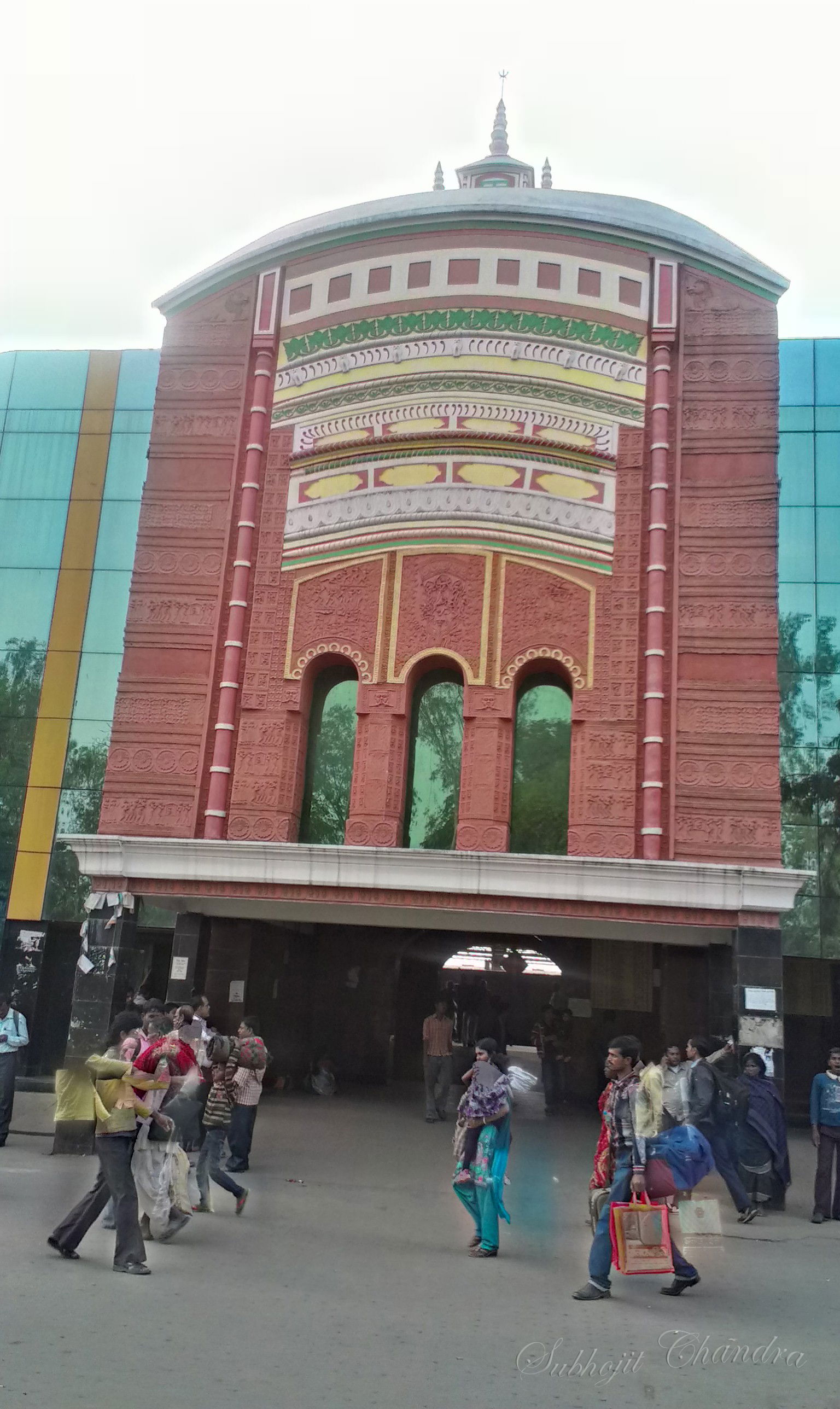 The station resembles Maa Tara temple at Tarapith