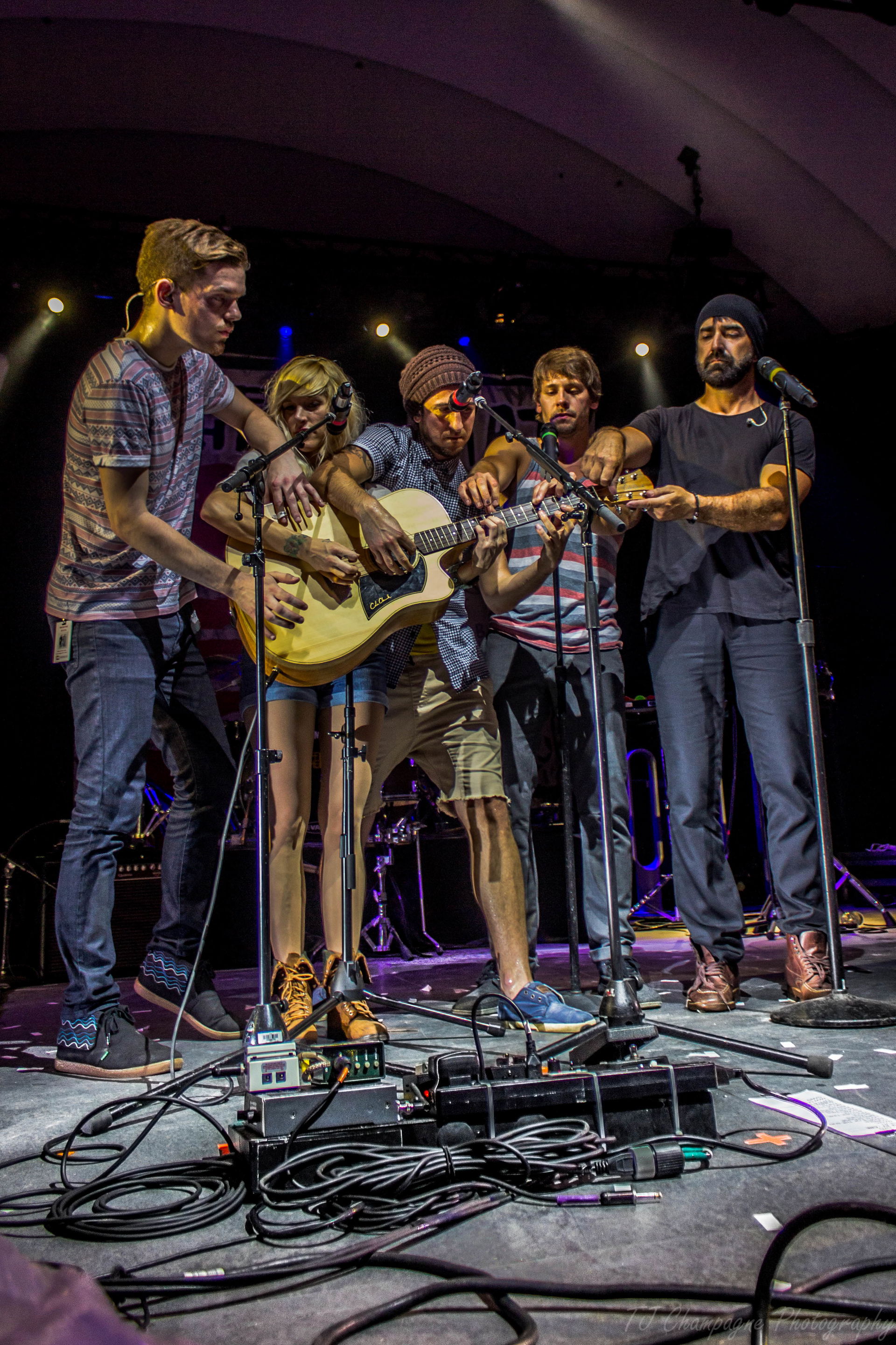 The five members of Walk off the Earth playing one single guita…