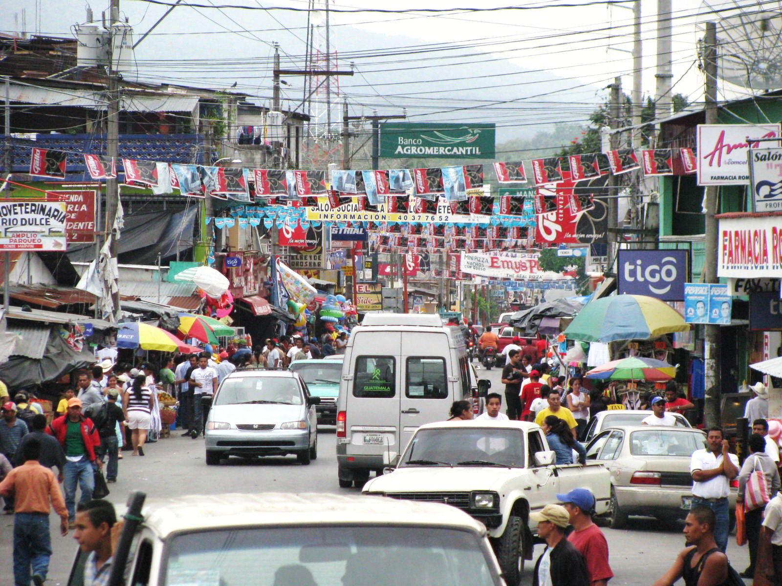 Rio Dulce, Guatemala 2008 - busy street