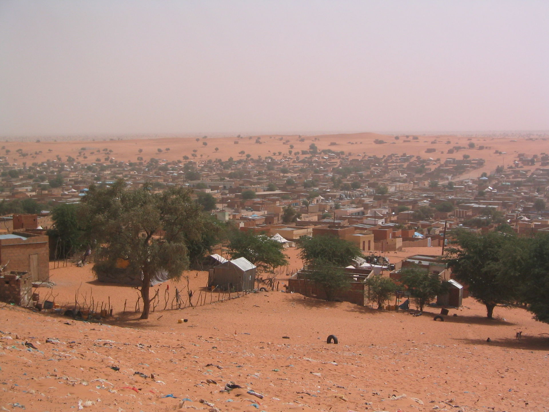 Boutilimit (Mauritanie), envahie par le sable (vue depuis le fo…
