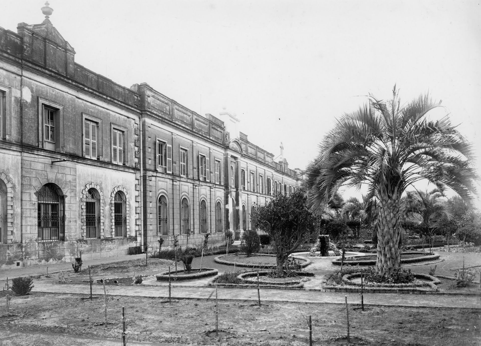 Parte del frente y el parque del Colegio “San José” en la décad…