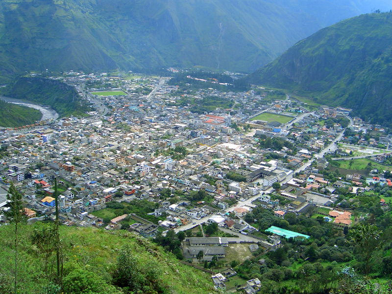 Baños as seen from Mirador de la Virgen. Nearby vulcano Tungura…