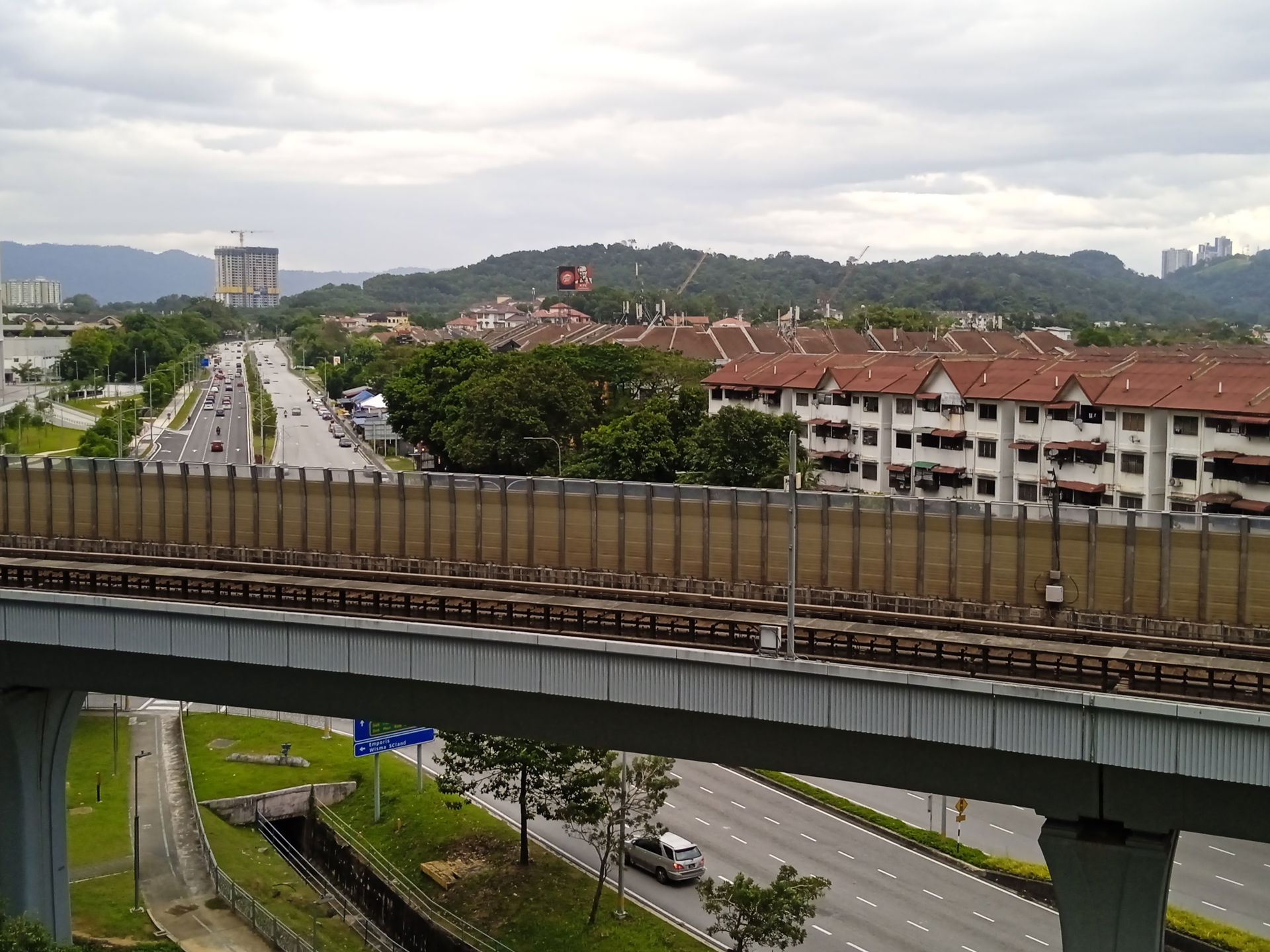 Permandangan udara Kota Damansara dengan permandangan landasan …