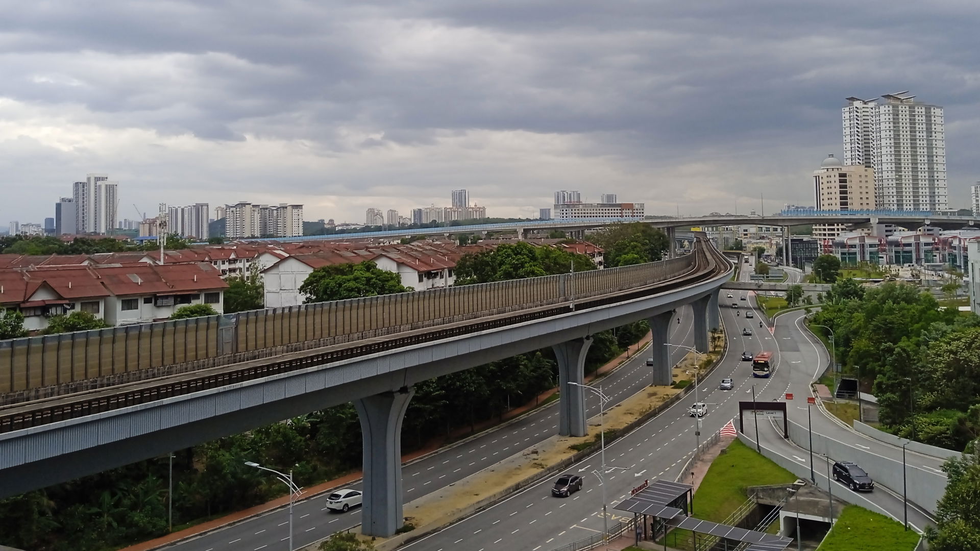 Permandangan udara Kota Damansara dengan permandangan landasan …