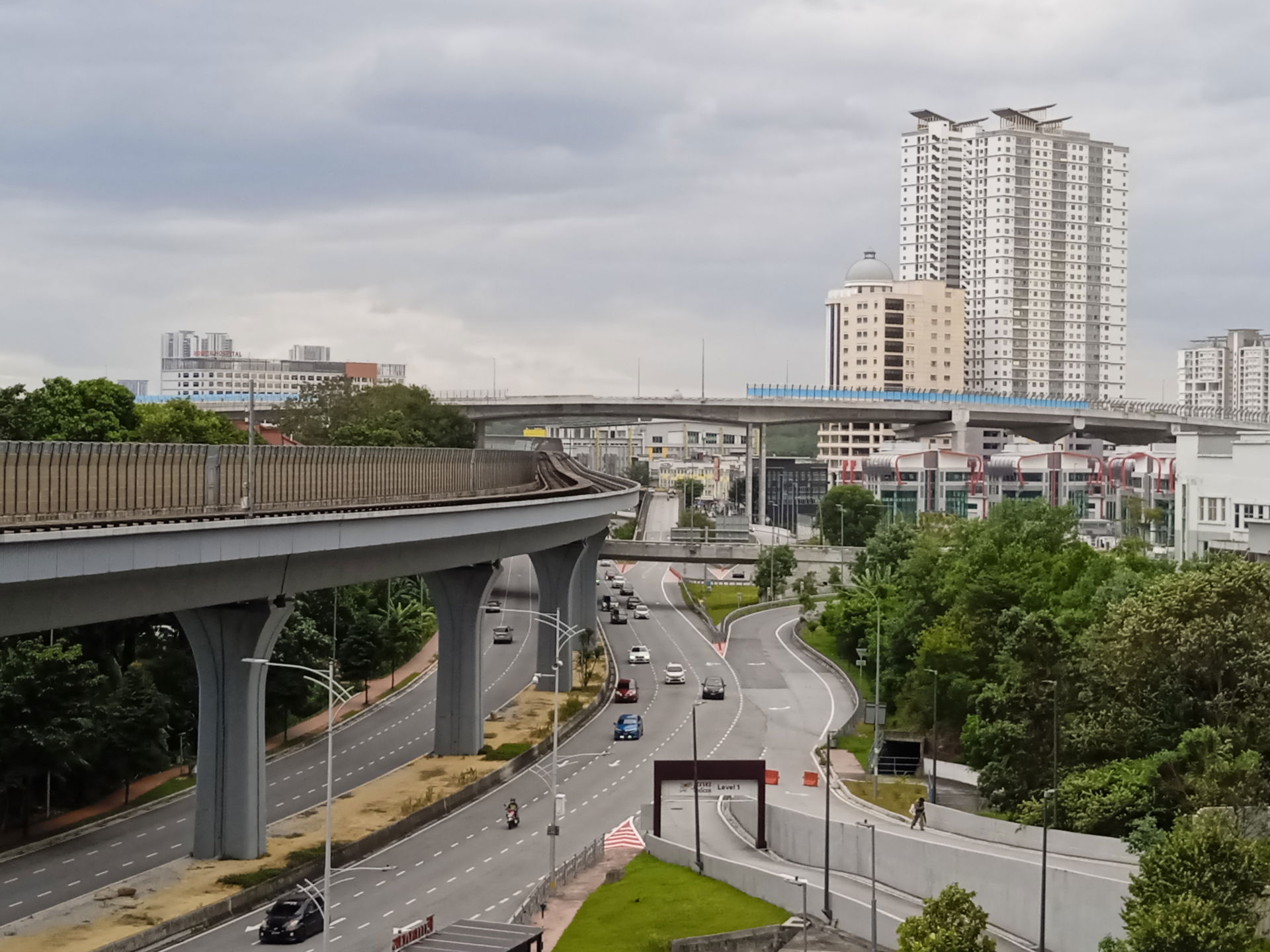 Permandangan udara Kota Damansara dengan permandangan landasan …