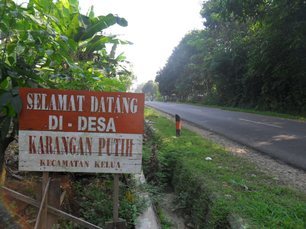 Sebuah jalan menuju desa Karangan Putih, kecamatan Kelua, Kabup…