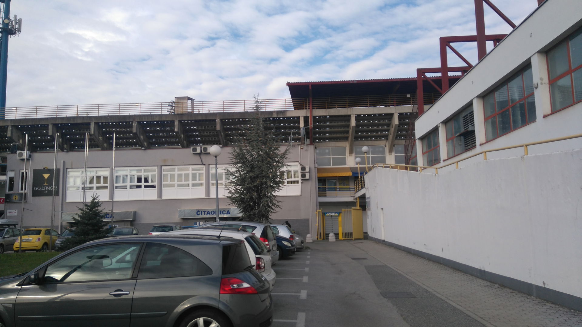 Ulaz prema vip loži i sportskoj dvorani koja se na slici nalazi…