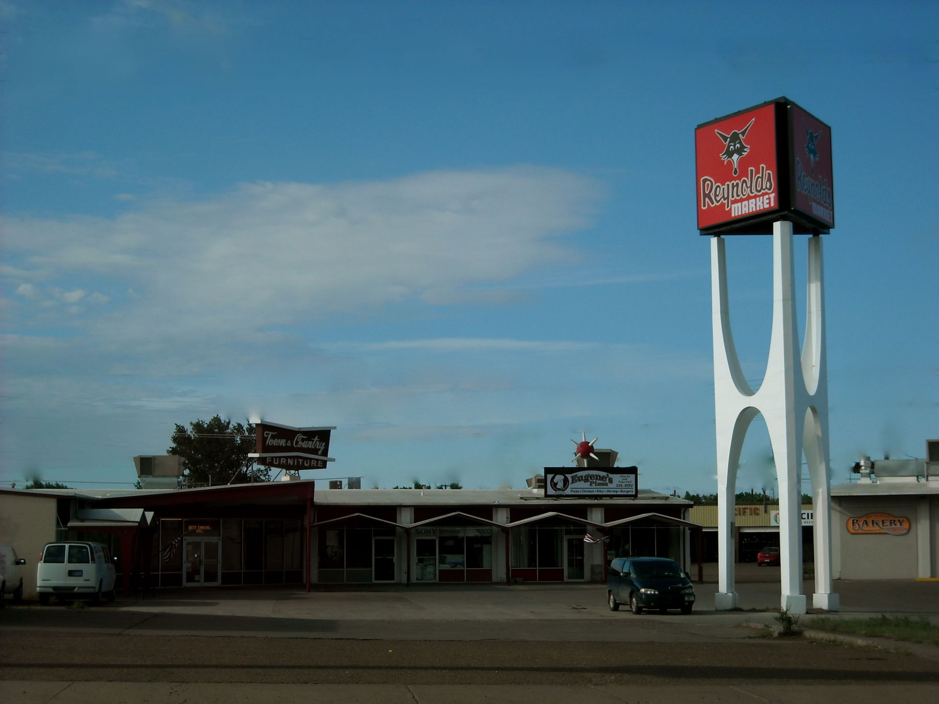 Googie style architecture in Glasgow Montana, former "Gordon's"…