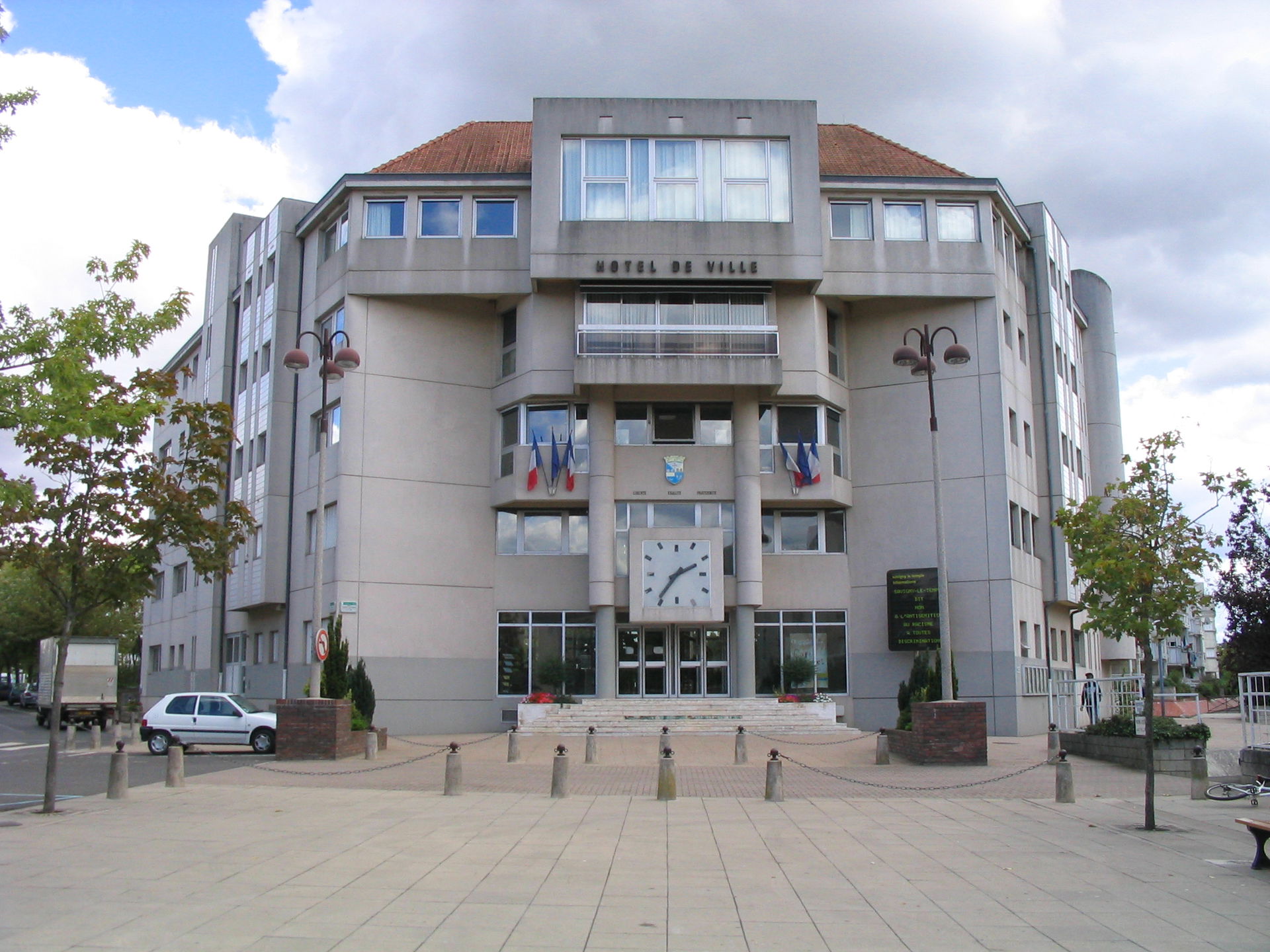 L'hôtel de ville, avenue Léon Blum, dans le centre-ville de Sav…