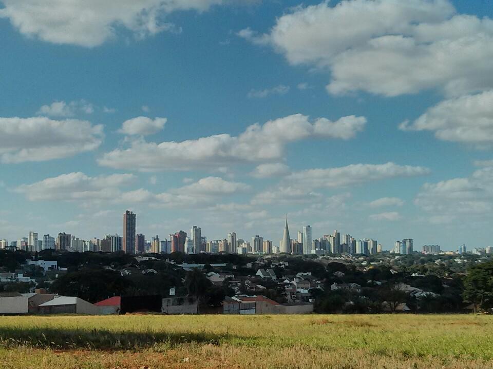 Maringá downtown core from the south, partially covered sky