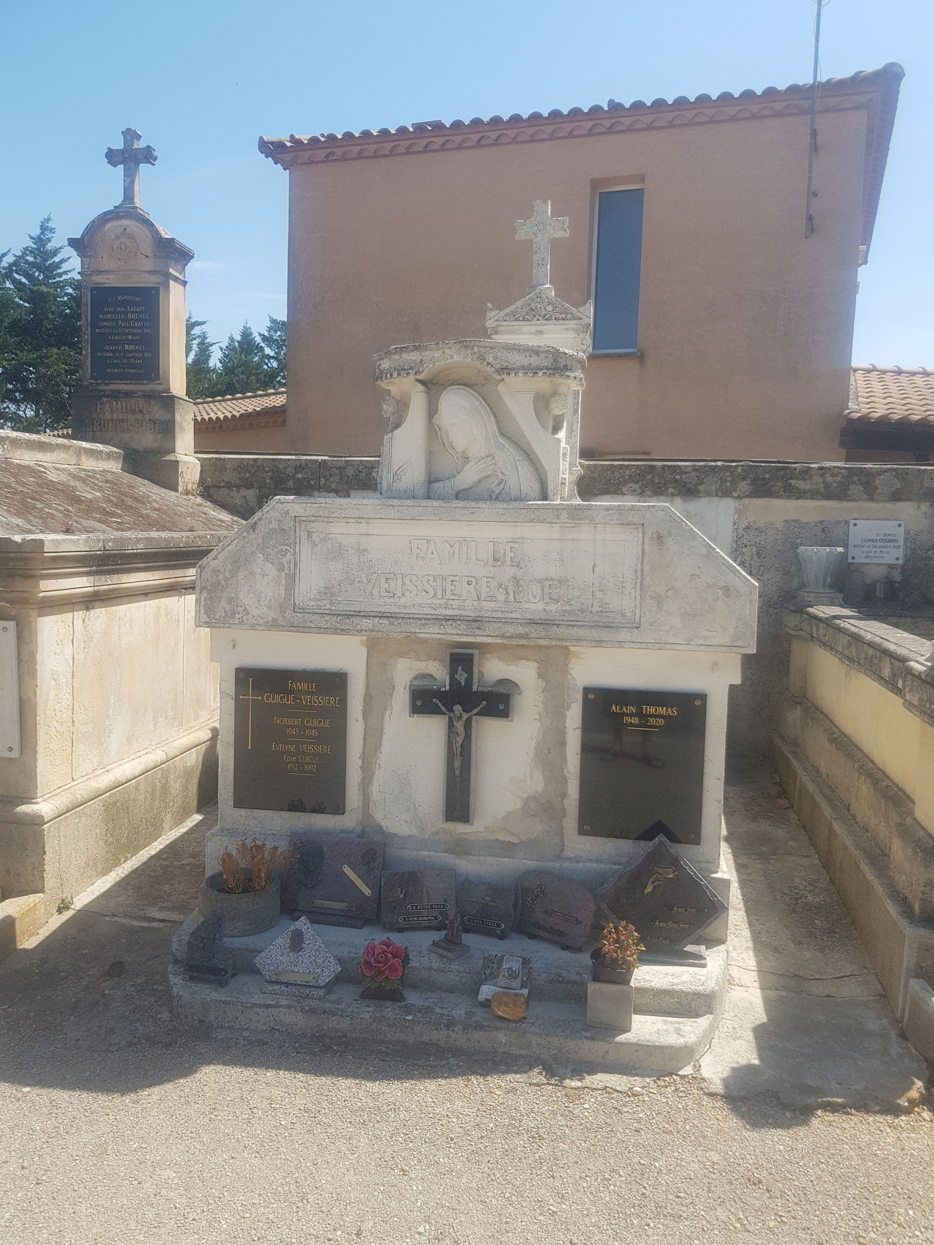 Tombe