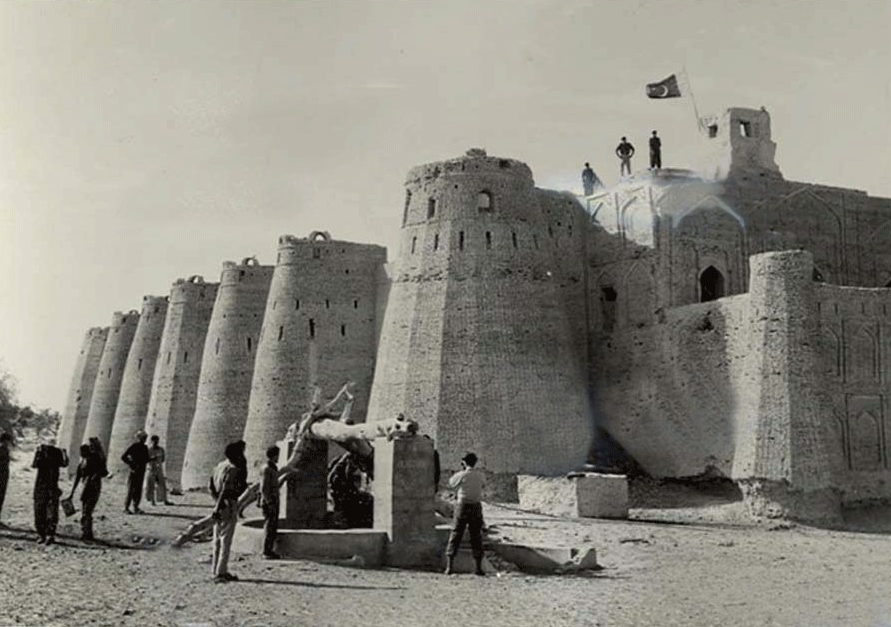 Pakistani flag hoists over Kishangarh Fort