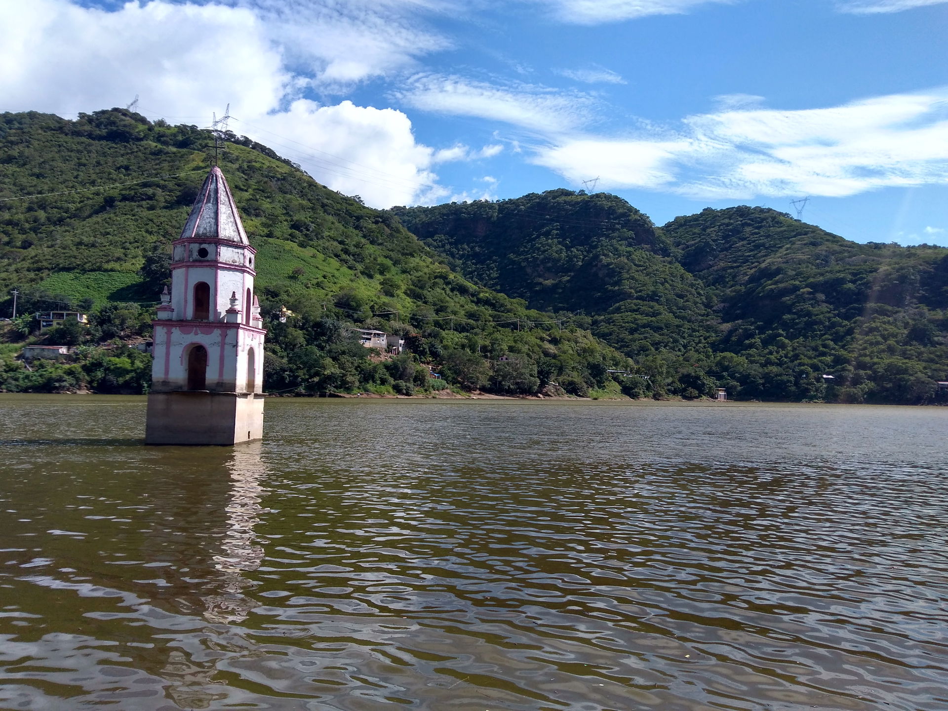 Cúpula de la iglesia del pueblo viejo de Santo Tomás de los Plá…