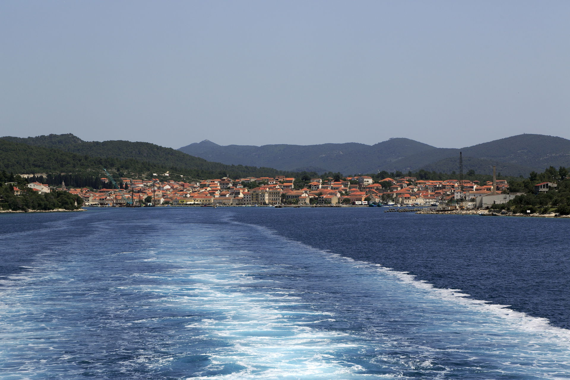 Kielwasser in der tiefen Bucht Zaljev Vela Luka, auf Fahrt von …
