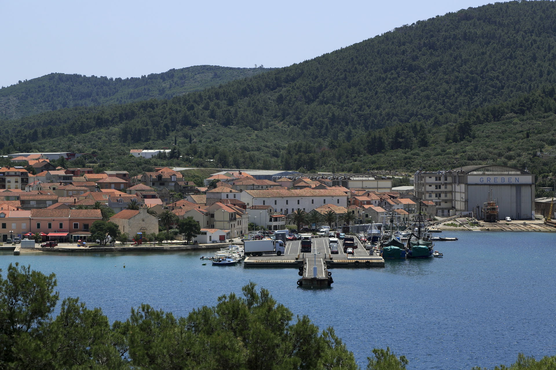 Vom Nordufer des Zaljev Vela Luka, zum Aufnahmezeitpunkt stehen…