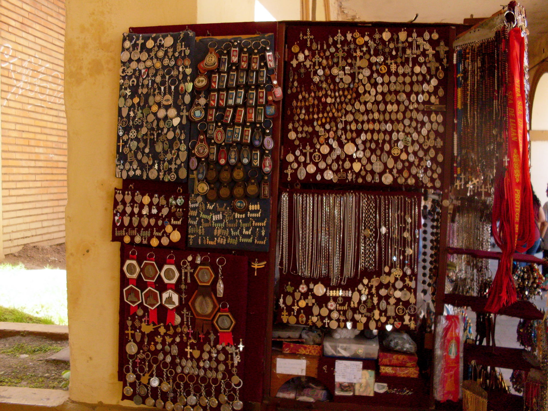 Venta de medallas y otros objetos religiosas en Lujan, muy cerc…