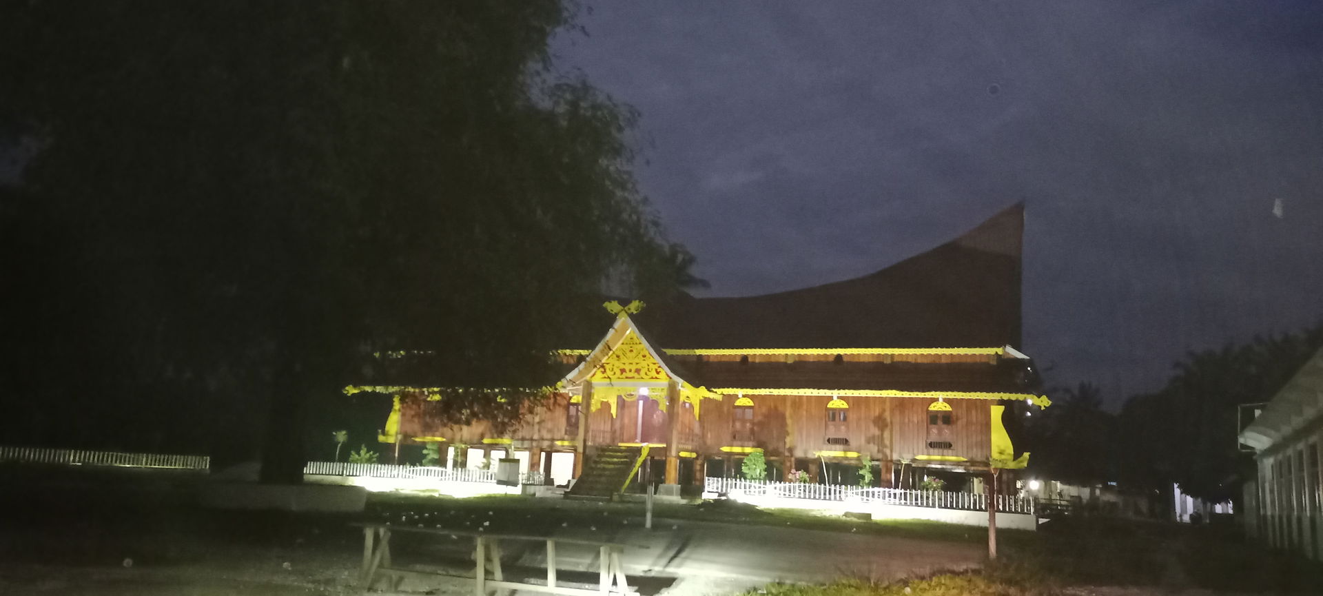 Replika Istana Kerajaan Kampar adalah bangunan yang di bangun P…
