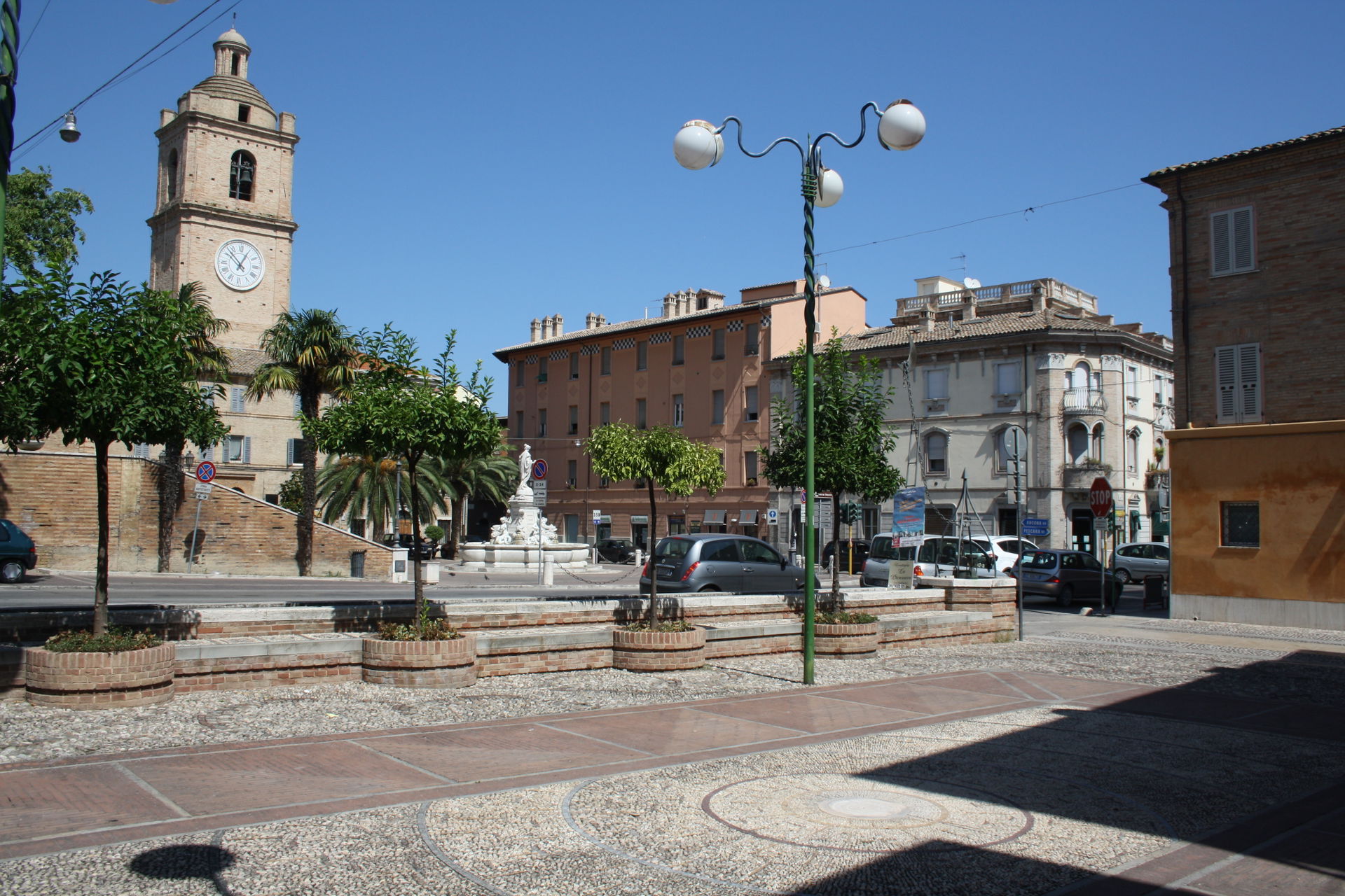 Vista da Largo del Teatro verso Piazza San Giorgio e Corso Gari…