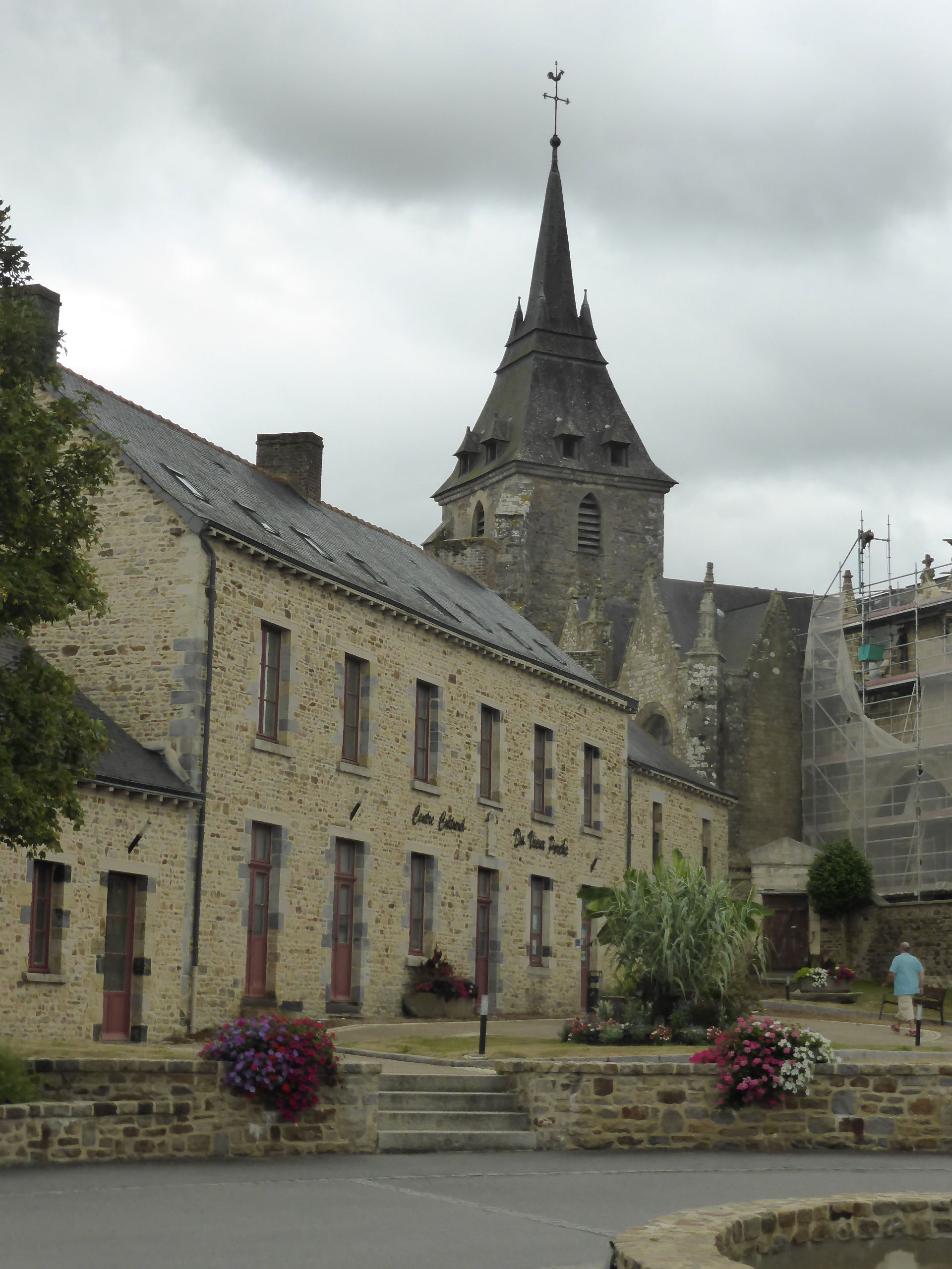 Place de l'église de Bais