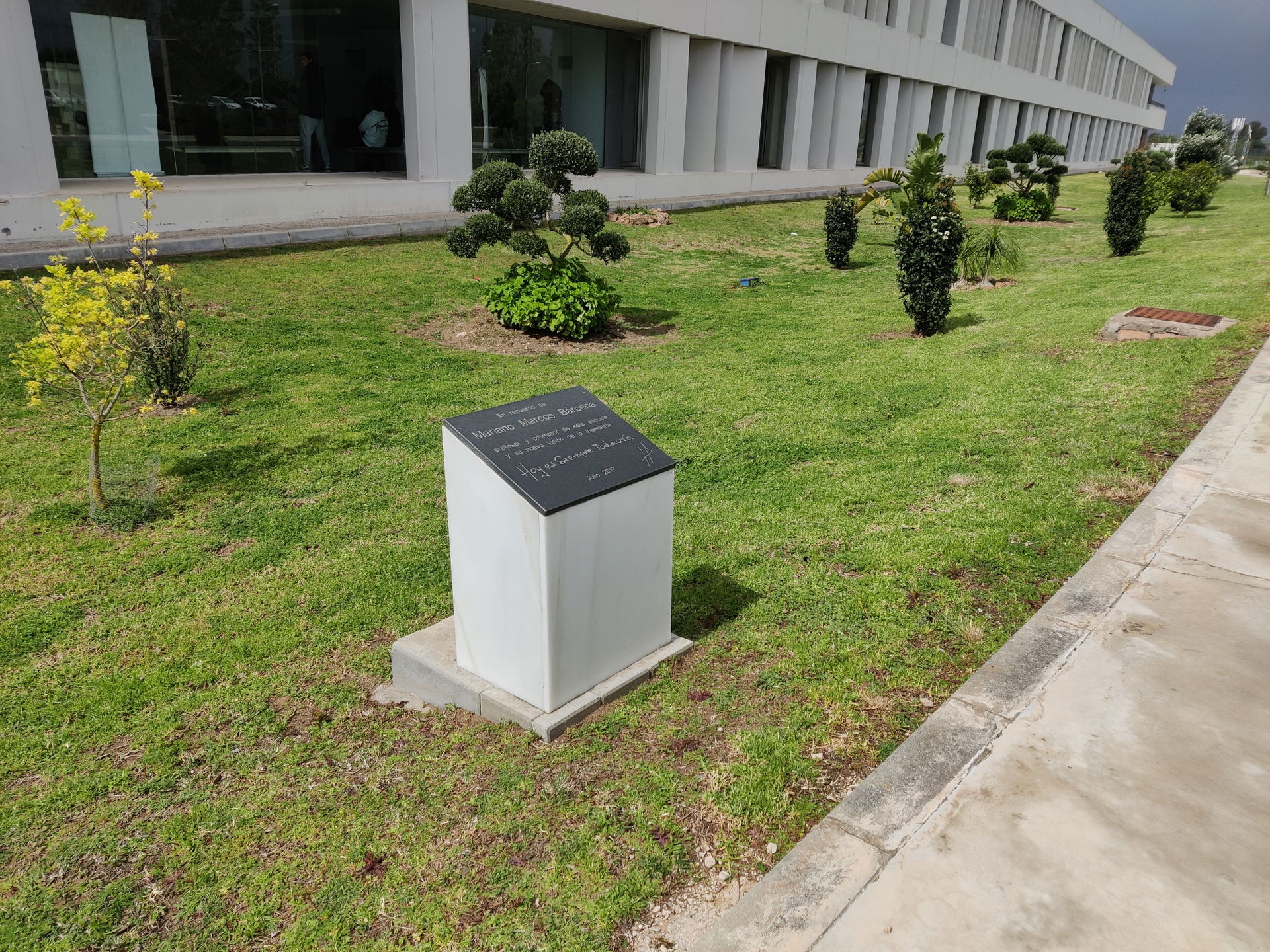 Monolito en memoria a Mariano Marcos Bárcena (ESI Puerto Real)