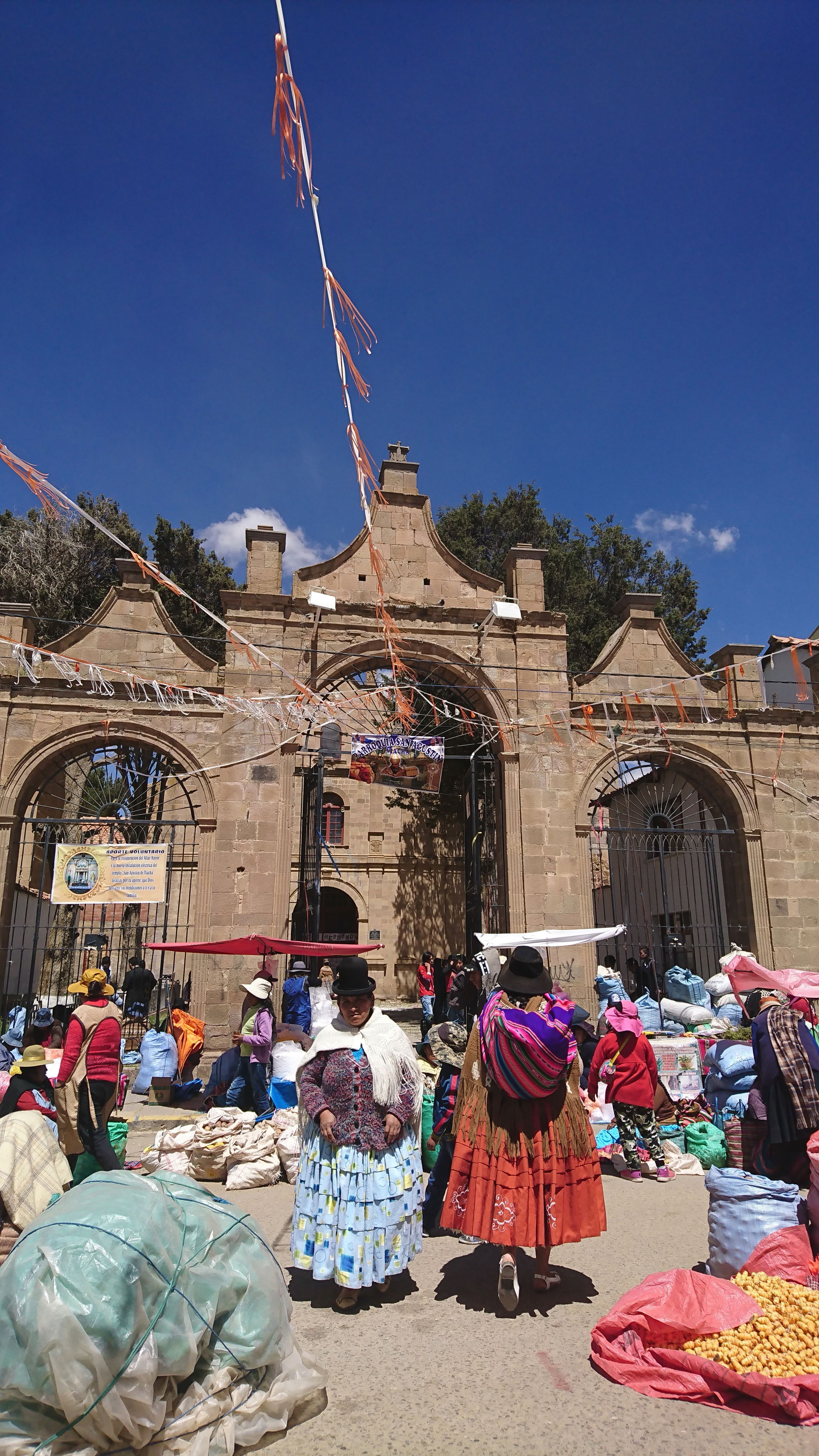 Iglesia de Viacha durante la Feria de natividad