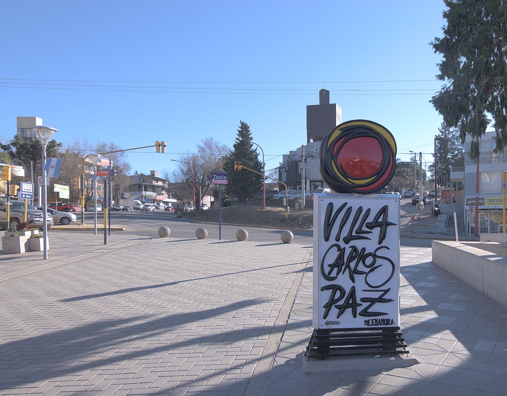 Sign saying "Villa Carlos Paz me enamora" in Villa Carlos Paz, …