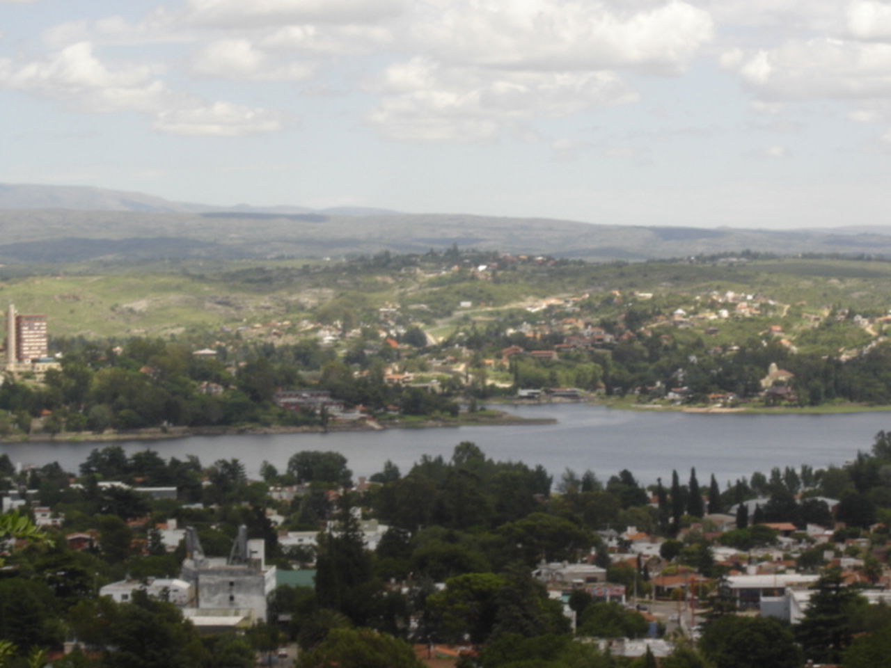 Vista de Villa Carlos Paz desde el Cerro de la Cruz. Dicha ciud…