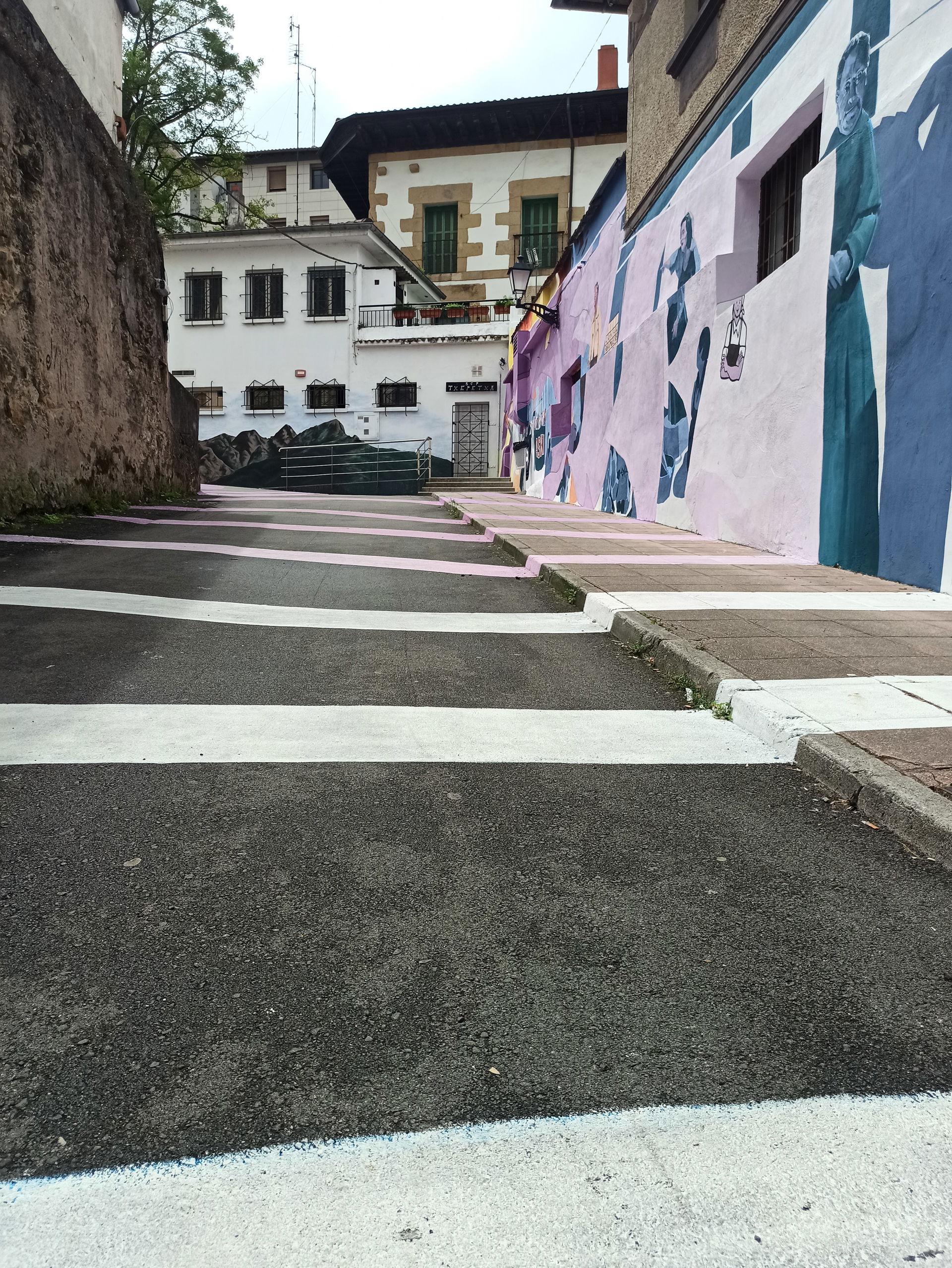 Santa Klara kaletik Emakumeen etxera bidean egindako mural kole…