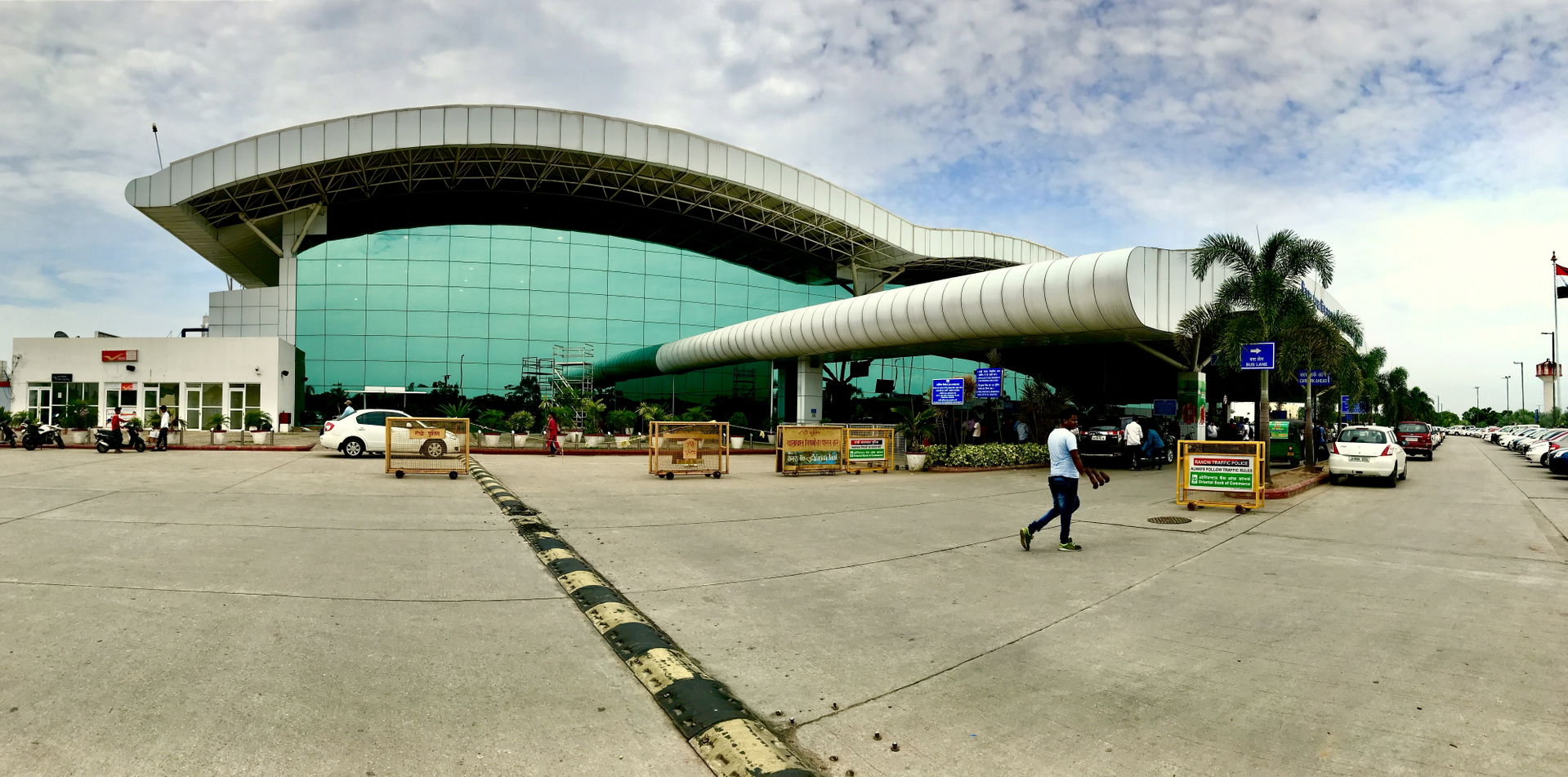 Panorama the Birsa Munda Airport pick-up/drop-off area and the …