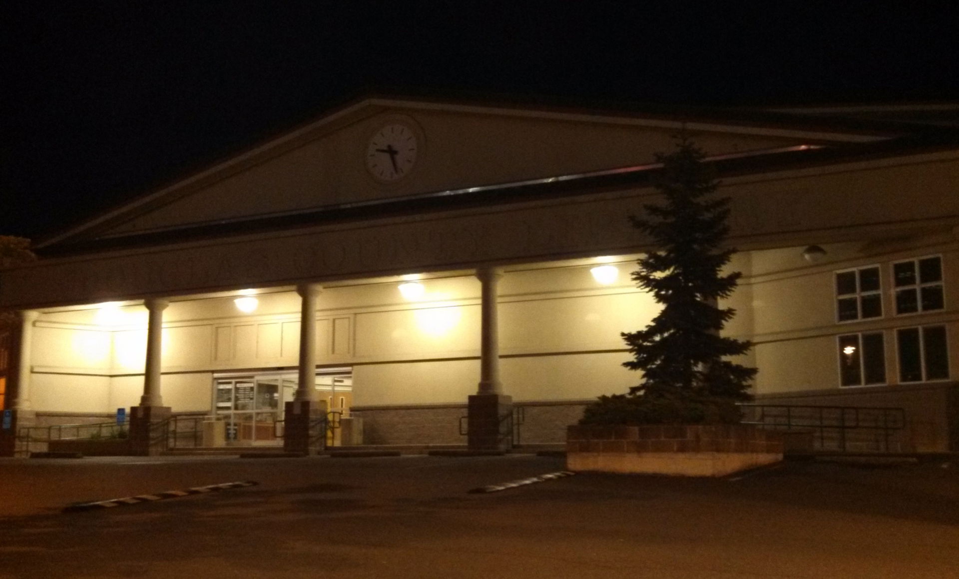 Main Douglas County Library in w:Roseburg, Oregon.