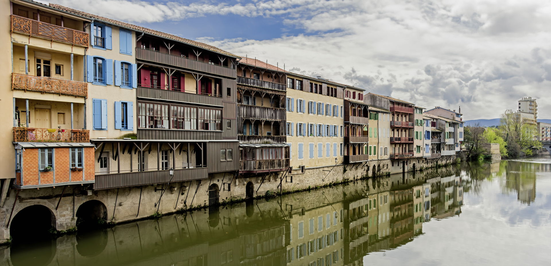 Houses on the Agoût seen from the Pont Neuf towards the Pont He…