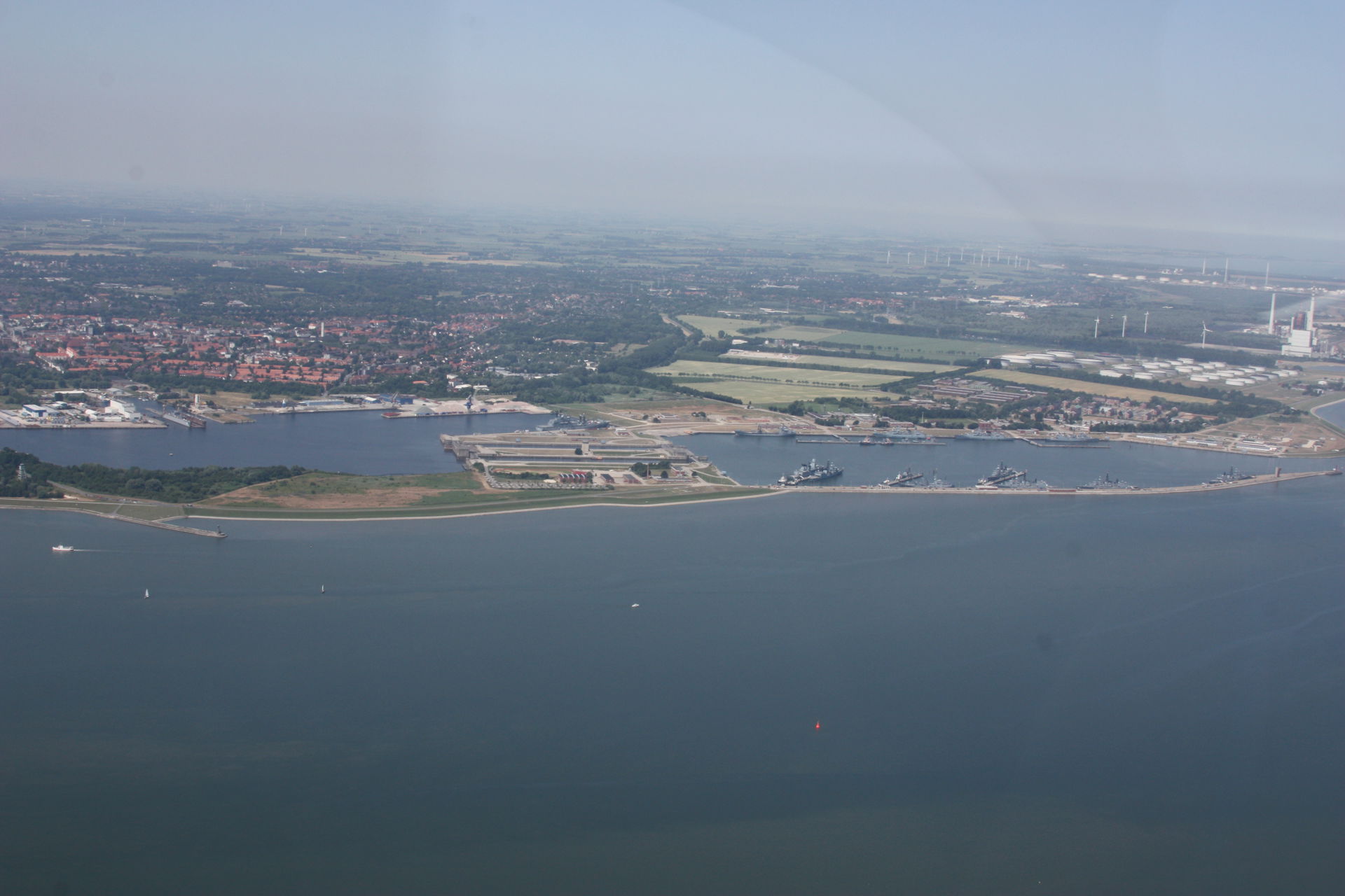 Flug über den Jadebusen und Wilhelmshaven, von Nord nach Süd; w…