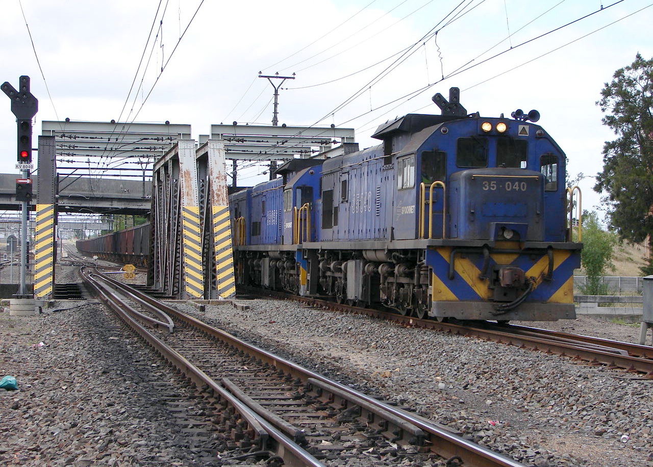 South African Class 35-000 35-040Builder's Number: GE 38200Type…
