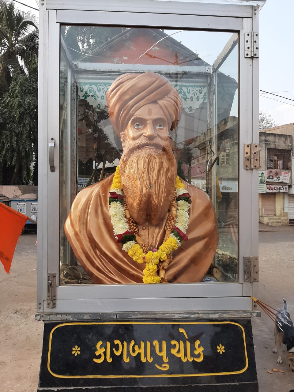 This is Kavi Kagbapu Chowk located in Mahuva, Gujarat. It was i…