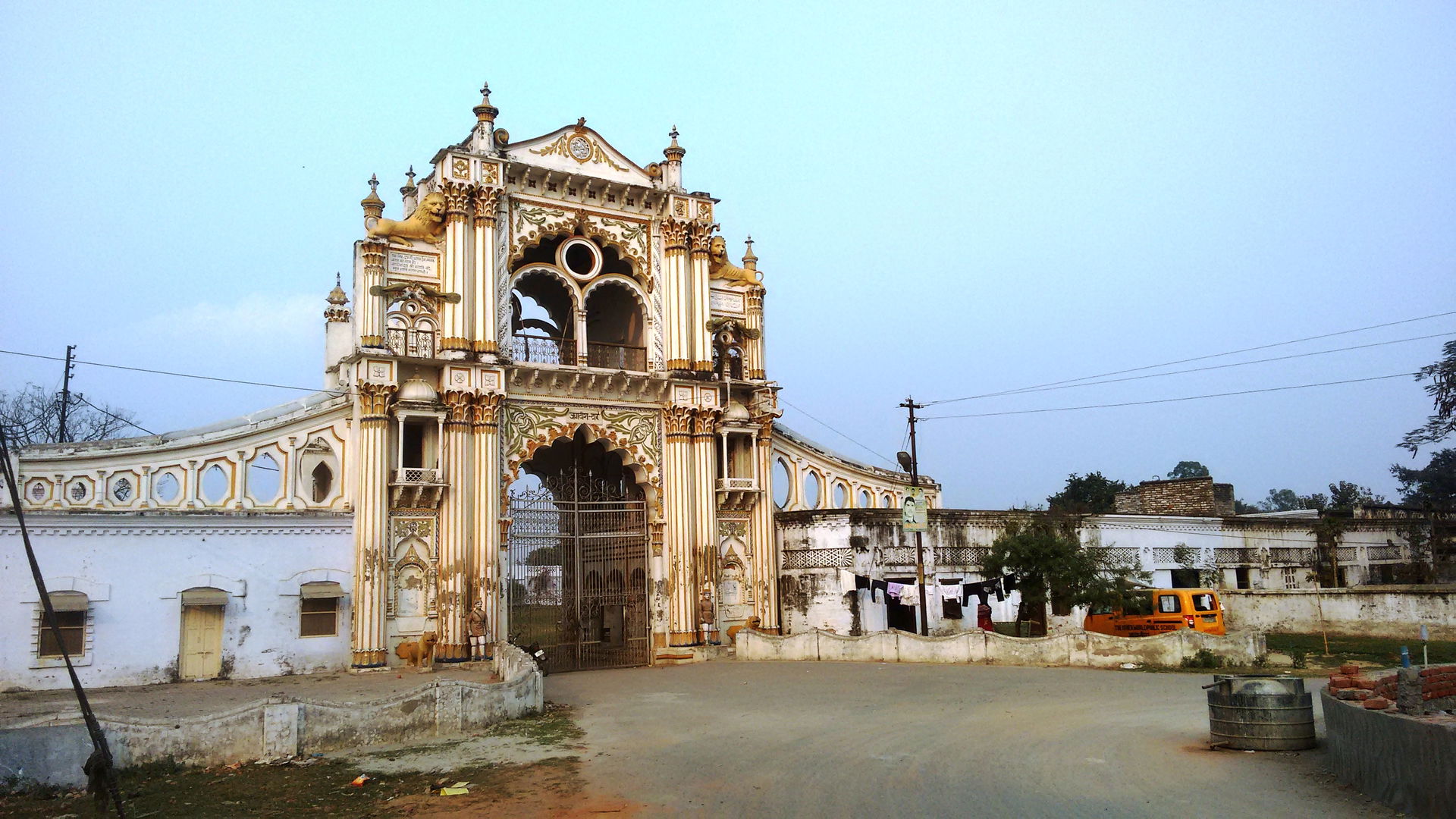Padrauna Palace
Inside the main gate is the residence of the ea…
